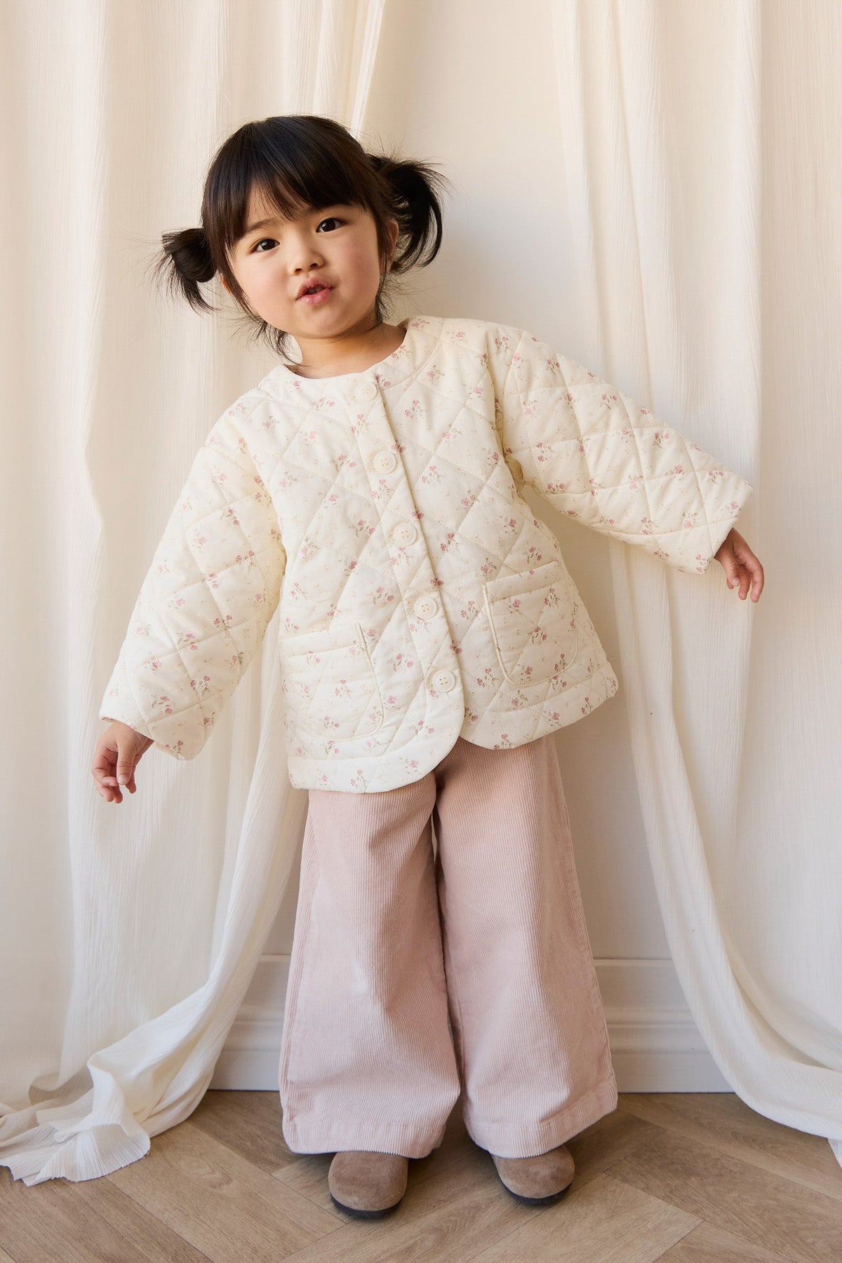 Veste matelassée en coton imprimé floral blanc et rose pour fille, avec col en velours côtelé et fermeture boutonnée, idéale pour la mi-saison