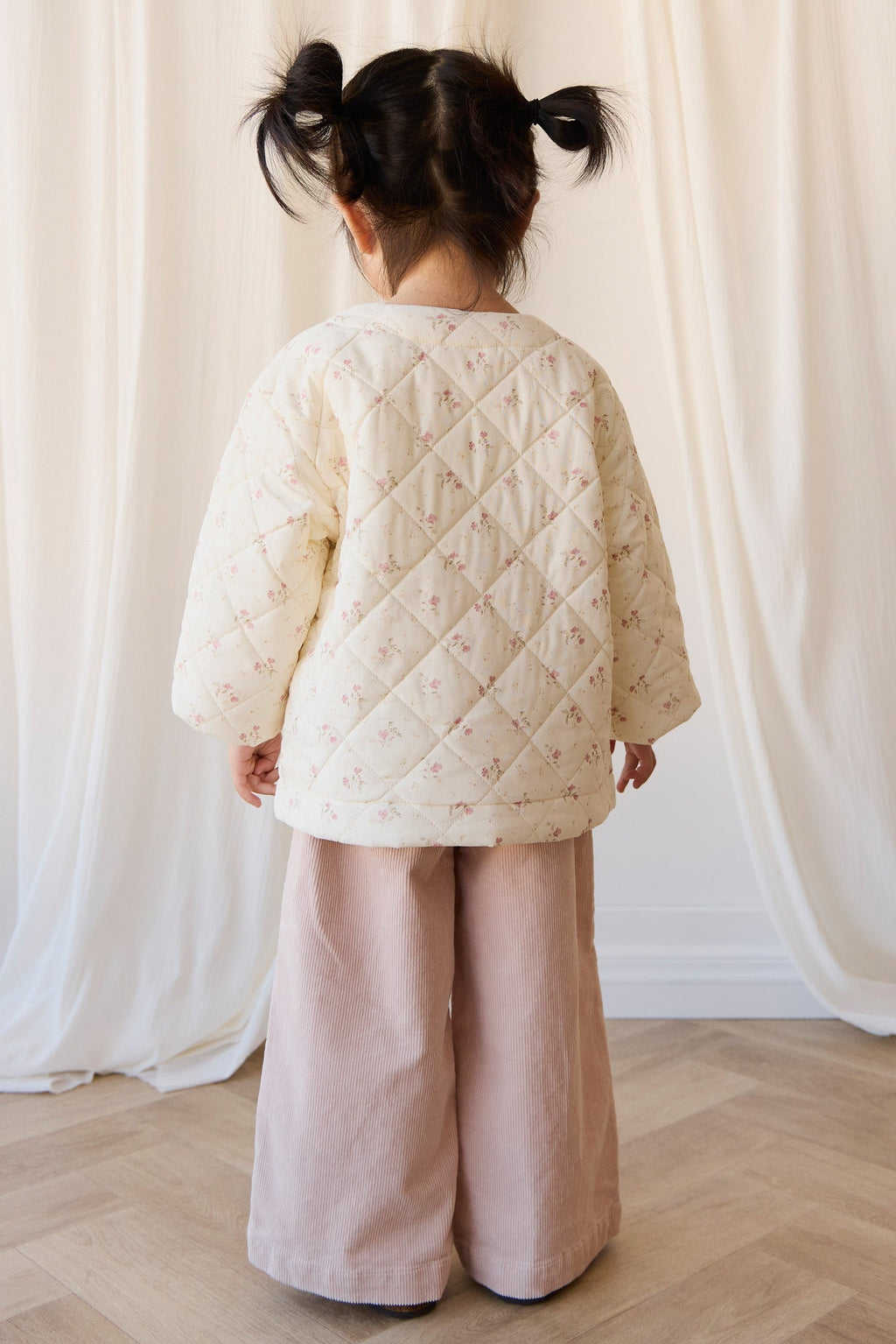 Veste matelassée en coton imprimé floral blanc et rose pour fille, avec col en velours côtelé et fermeture boutonnée, idéale pour la mi-saison