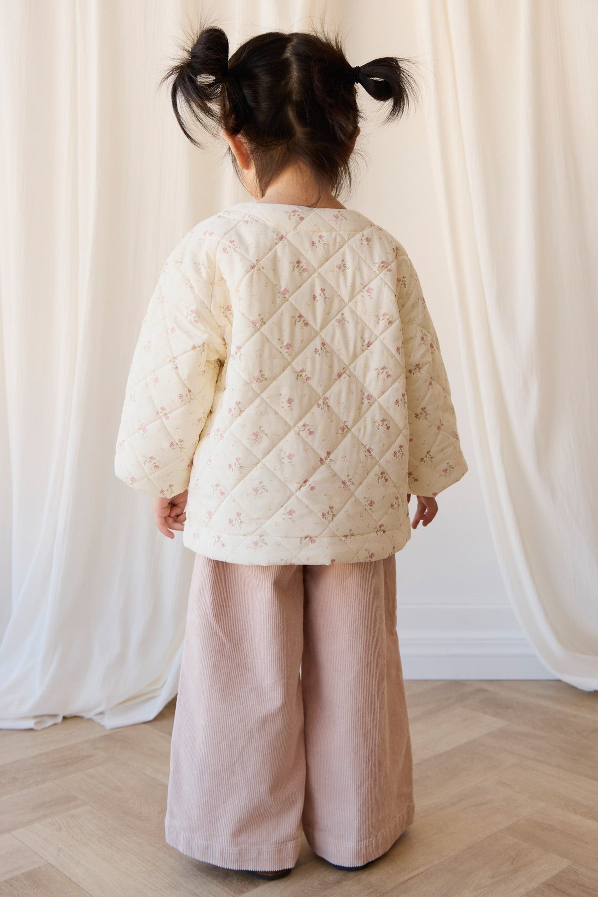 Veste matelassée en coton imprimé floral blanc et rose pour fille, avec col en velours côtelé et fermeture boutonnée, idéale pour la mi-saison