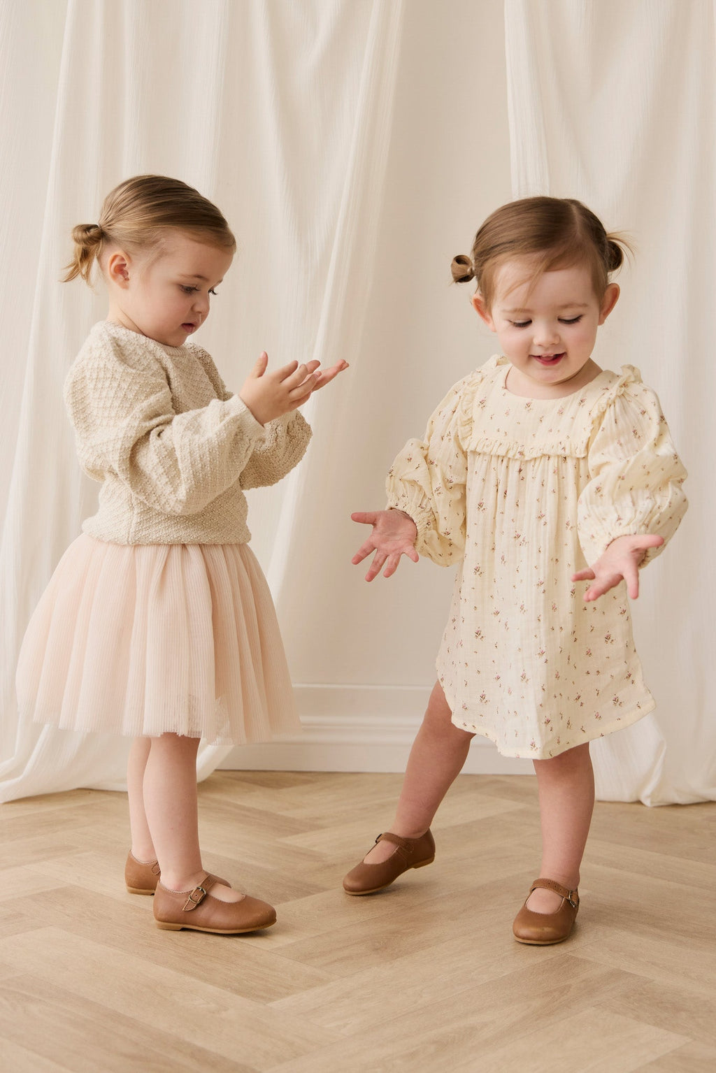 Jupe plissée fille en tulle et coton uni rose poudré avec taille élastiquée et superposition aérienne légère pour occasions habillées