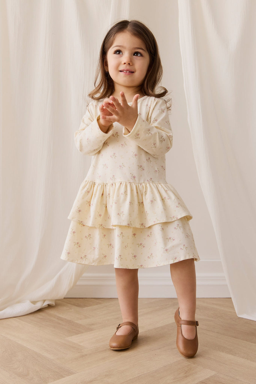 Robe Coton Stretch Thelma Imprimé Fleuri Crème Romantique à Manches Longues et Volants Étages pour Filles Occasions Habillées