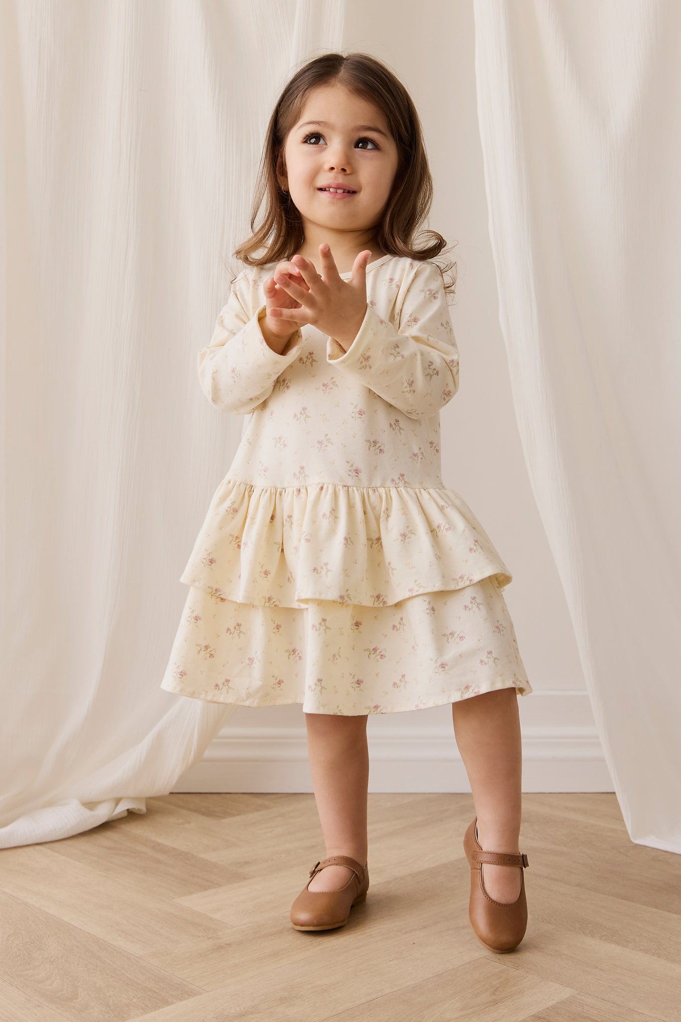 Robe Coton Stretch Thelma Imprimé Fleuri Crème Romantique à Manches Longues et Volants Étages pour Filles Occasions Habillées
