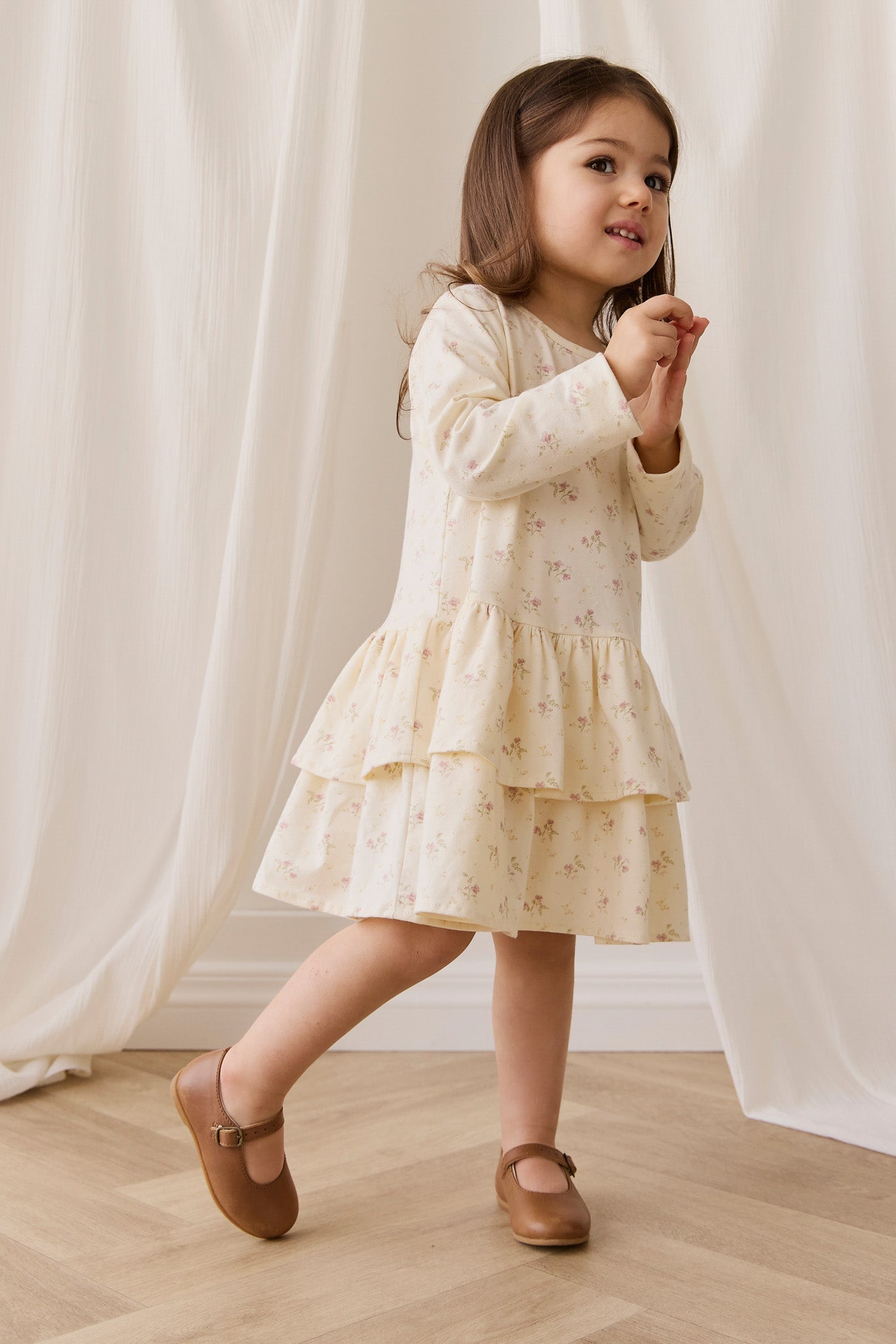 Robe Coton Stretch Thelma Imprimé Fleuri Crème Romantique à Manches Longues et Volants Étages pour Filles Occasions Habillées