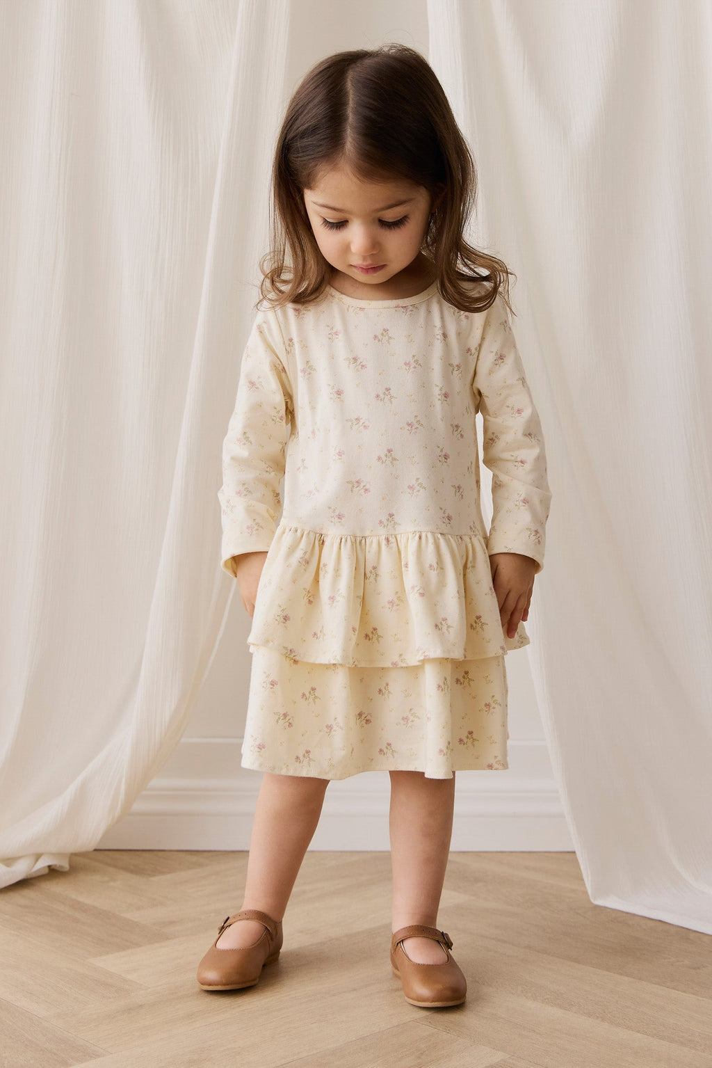 Robe Coton Stretch Thelma Imprimé Fleuri Crème Romantique à Manches Longues et Volants Étages pour Filles Occasions Habillées