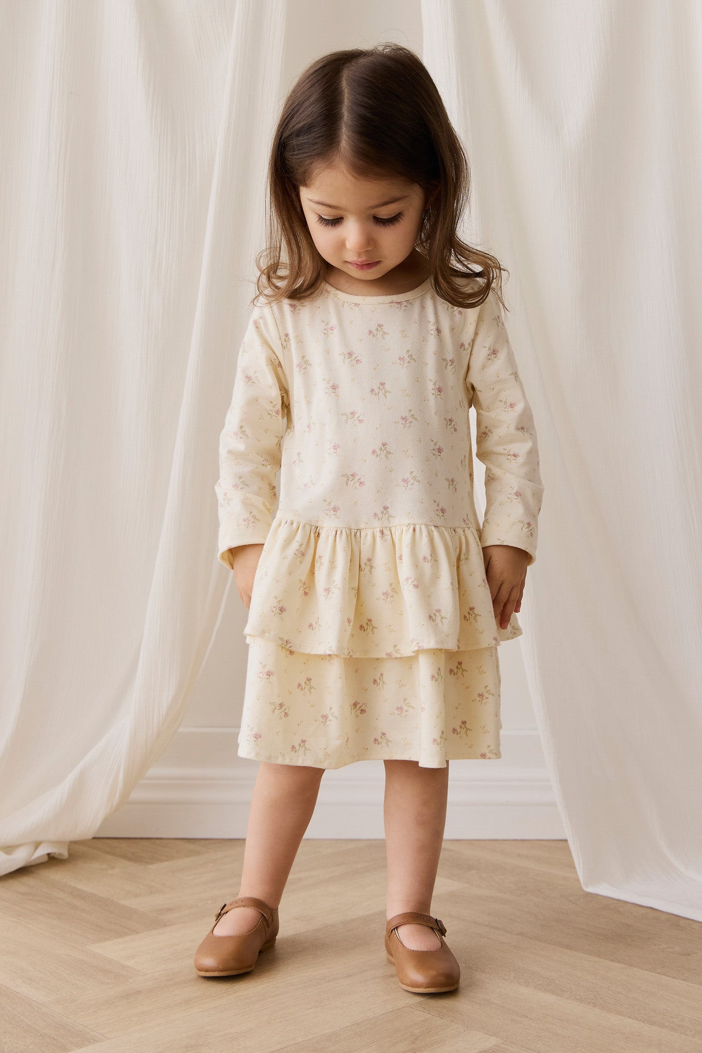 Robe Coton Stretch Thelma Imprimé Fleuri Crème Romantique à Manches Longues et Volants Étages pour Filles Occasions Habillées