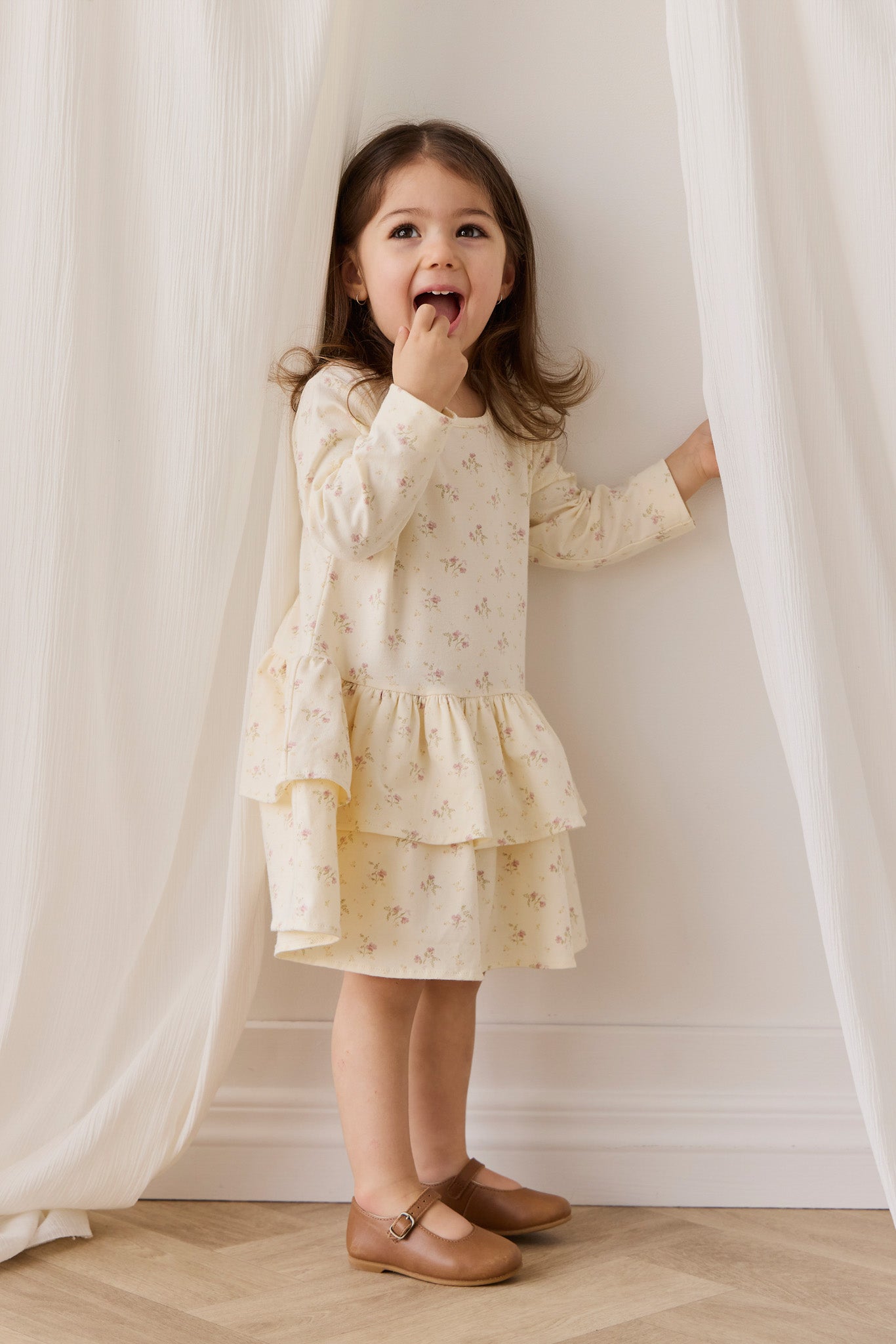 Robe Coton Stretch Thelma Imprimé Fleuri Crème Romantique à Manches Longues et Volants Étages pour Filles Occasions Habillées
