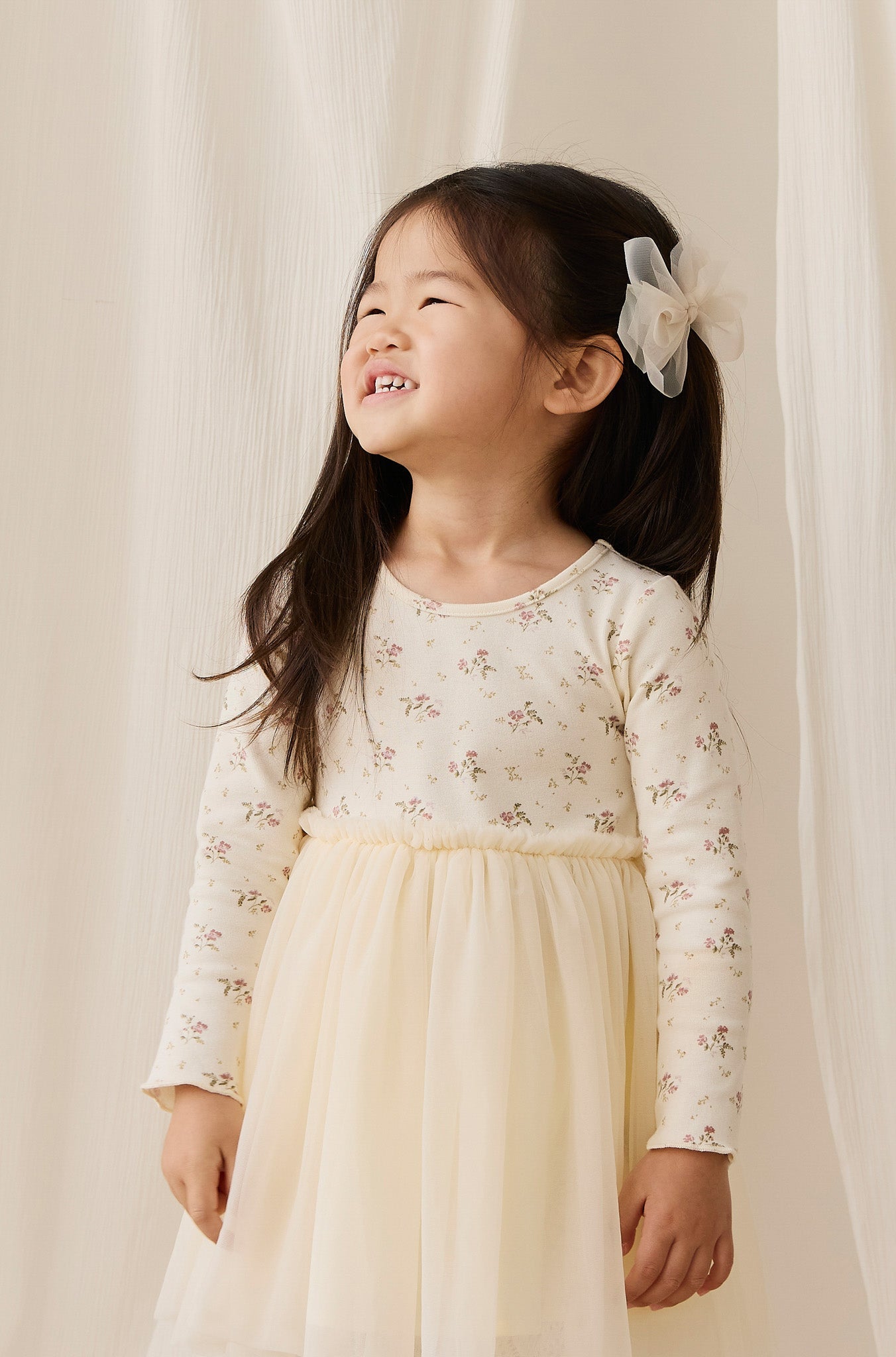 Robe Rose Crème Romantique à Imprimé Floral en Coton et Tulle à Manches Longues avec Jupe en Tulle Plissée et Silhouette Fluide pour Filles Occasions Spéciales