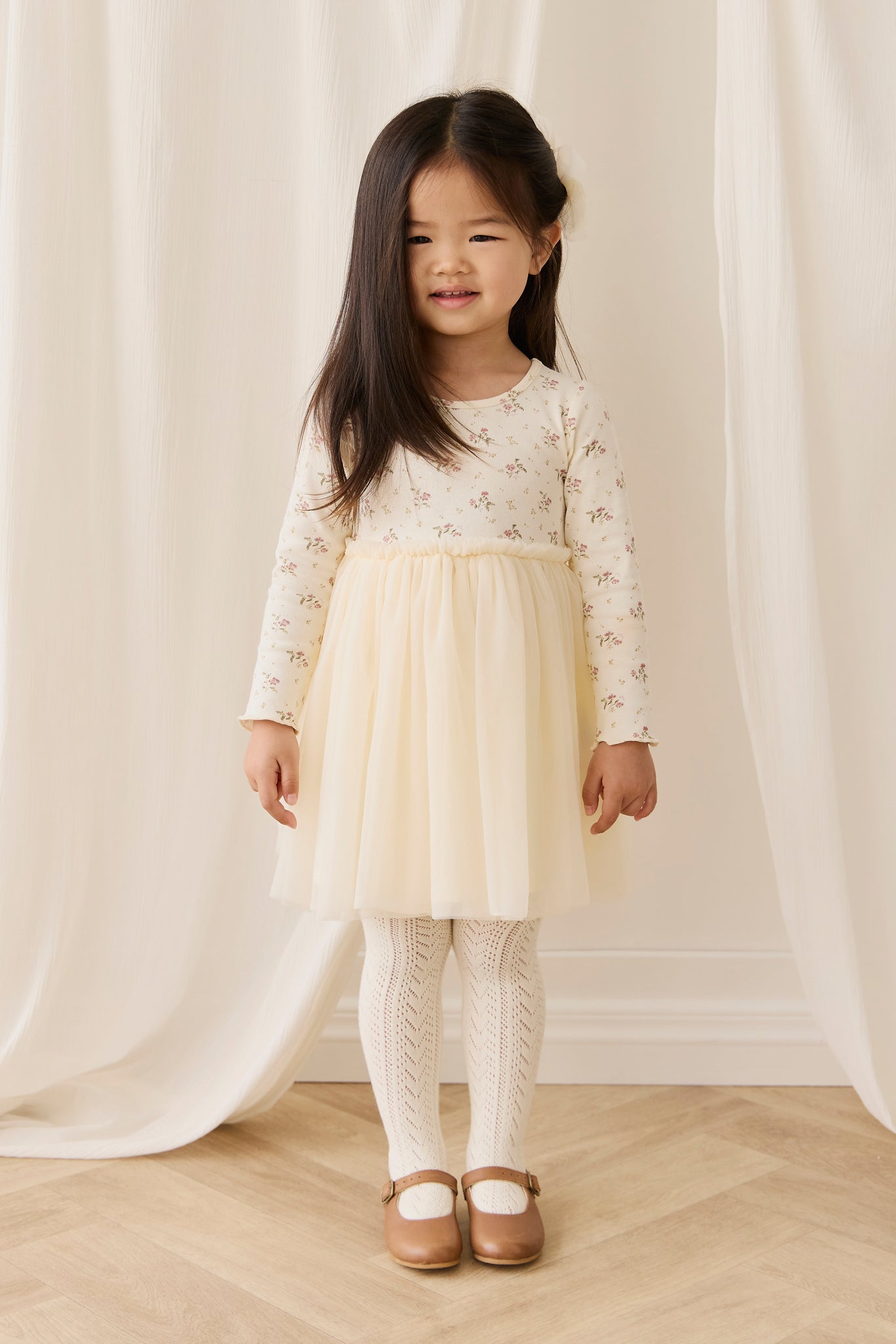 Robe Rose Crème Romantique à Imprimé Floral en Coton et Tulle à Manches Longues avec Jupe en Tulle Plissée et Silhouette Fluide pour Filles Occasions Spéciales