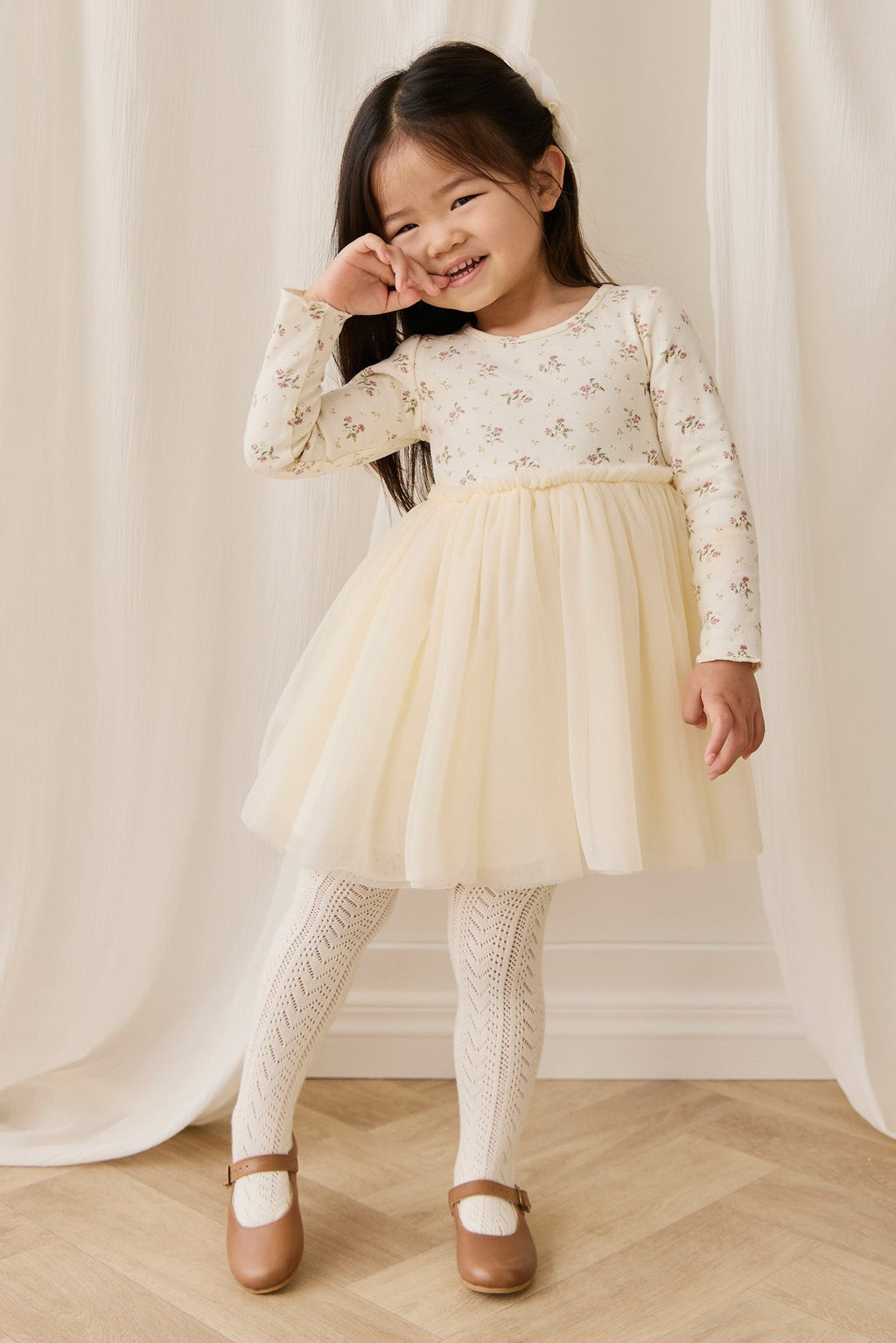 Robe Rose Crème Romantique à Imprimé Floral en Coton et Tulle à Manches Longues avec Jupe en Tulle Plissée et Silhouette Fluide pour Filles Occasions Spéciales