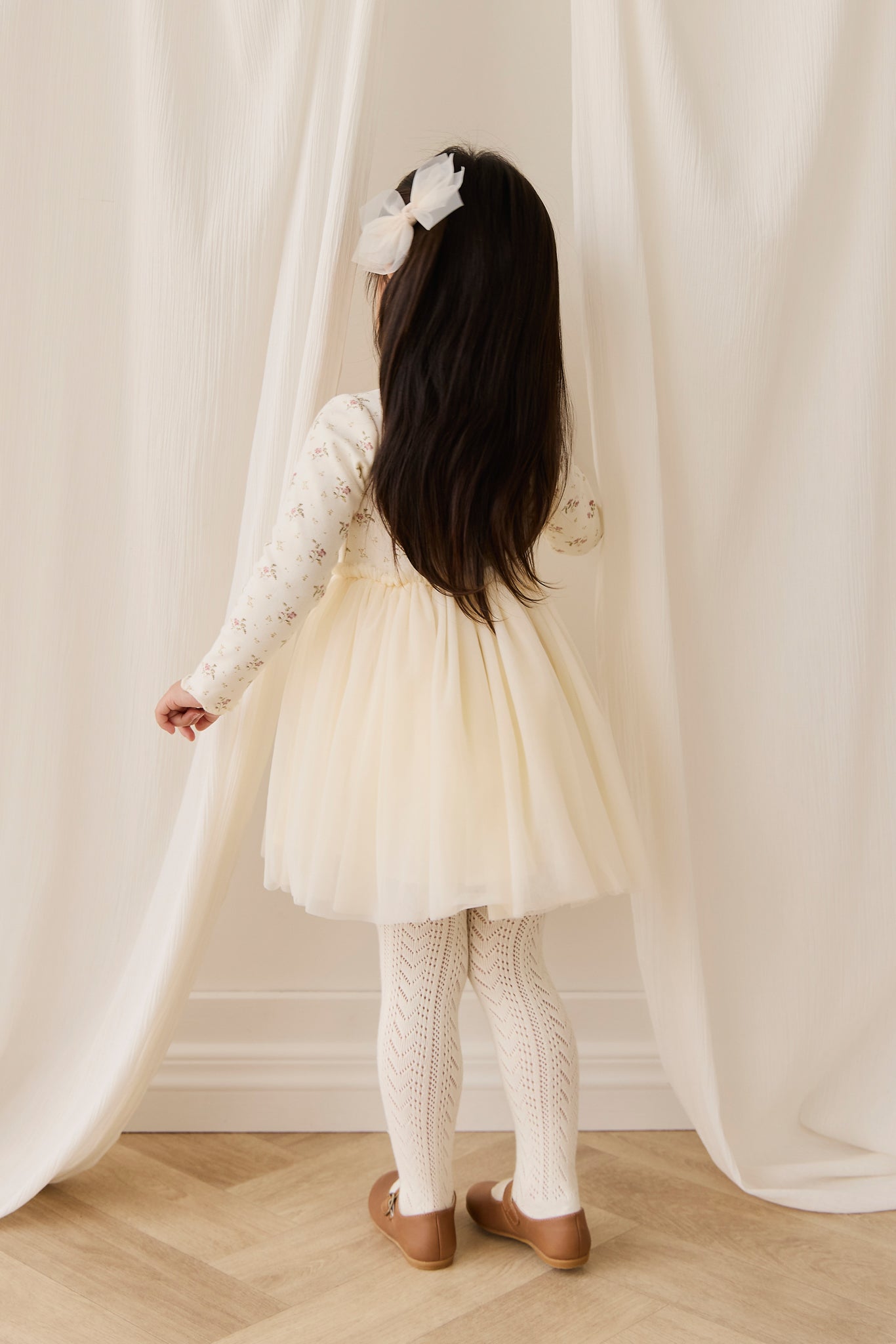 Robe Rose Crème Romantique à Imprimé Floral en Coton et Tulle à Manches Longues avec Jupe en Tulle Plissée et Silhouette Fluide pour Filles Occasions Spéciales