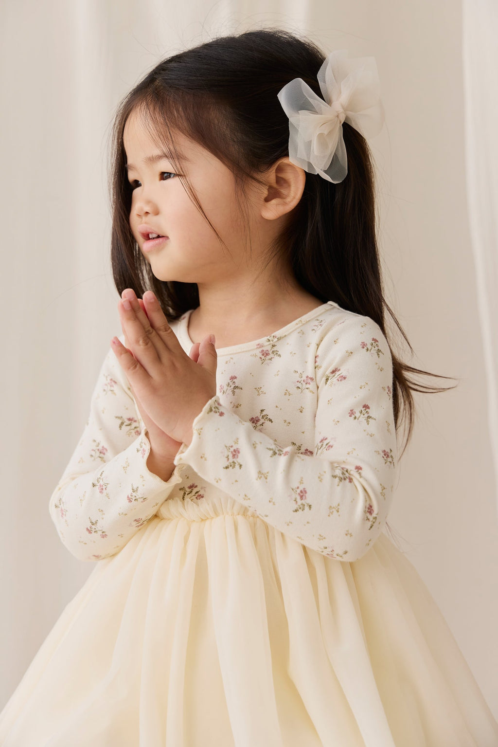 Robe Rose Crème Romantique à Imprimé Floral en Coton et Tulle à Manches Longues avec Jupe en Tulle Plissée et Silhouette Fluide pour Filles Occasions Spéciales