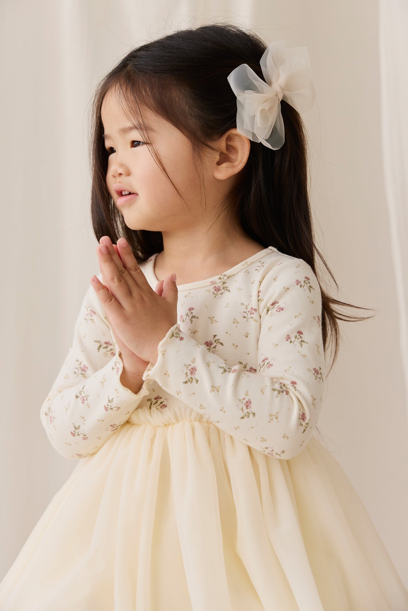Robe Rose Crème Romantique à Imprimé Floral en Coton et Tulle à Manches Longues avec Jupe en Tulle Plissée et Silhouette Fluide pour Filles Occasions Spéciales