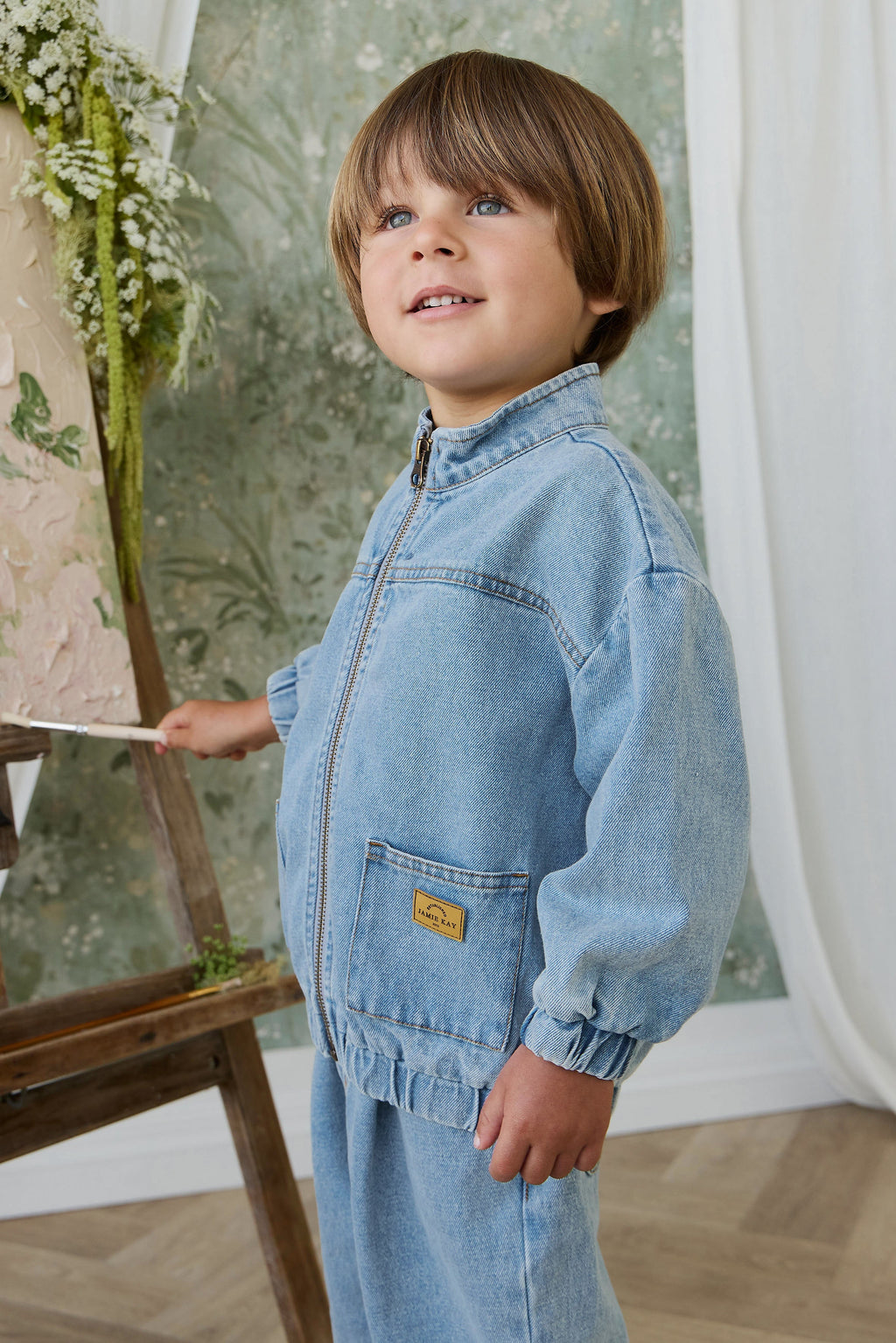 Veste décontractée en jean de coton bleu clair uni pour enfant, avec fermeture éclair, col montant et poches plaquées, idéale pour les intersaisons