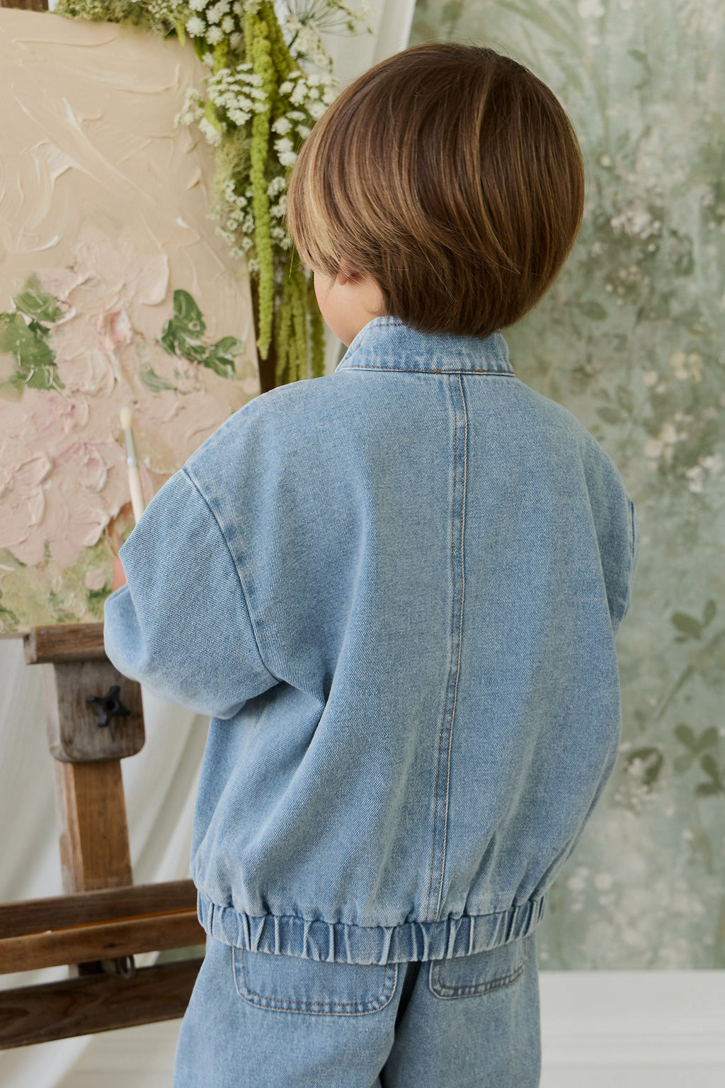 Veste décontractée en jean de coton bleu clair uni pour enfant, avec fermeture éclair, col montant et poches plaquées, idéale pour les intersaisons