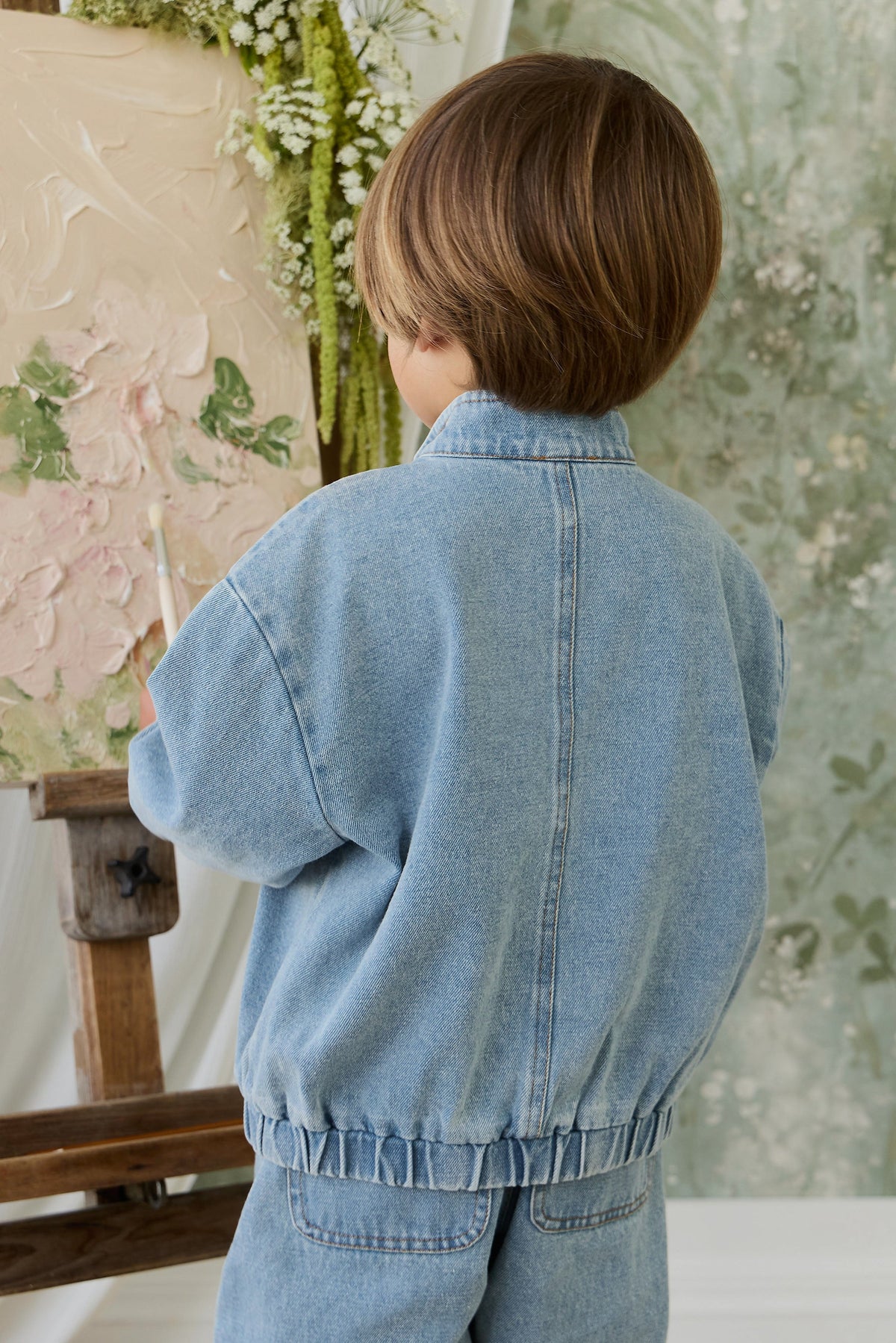 Veste décontractée en jean de coton bleu clair uni pour enfant, avec fermeture éclair, col montant et poches plaquées, idéale pour les intersaisons