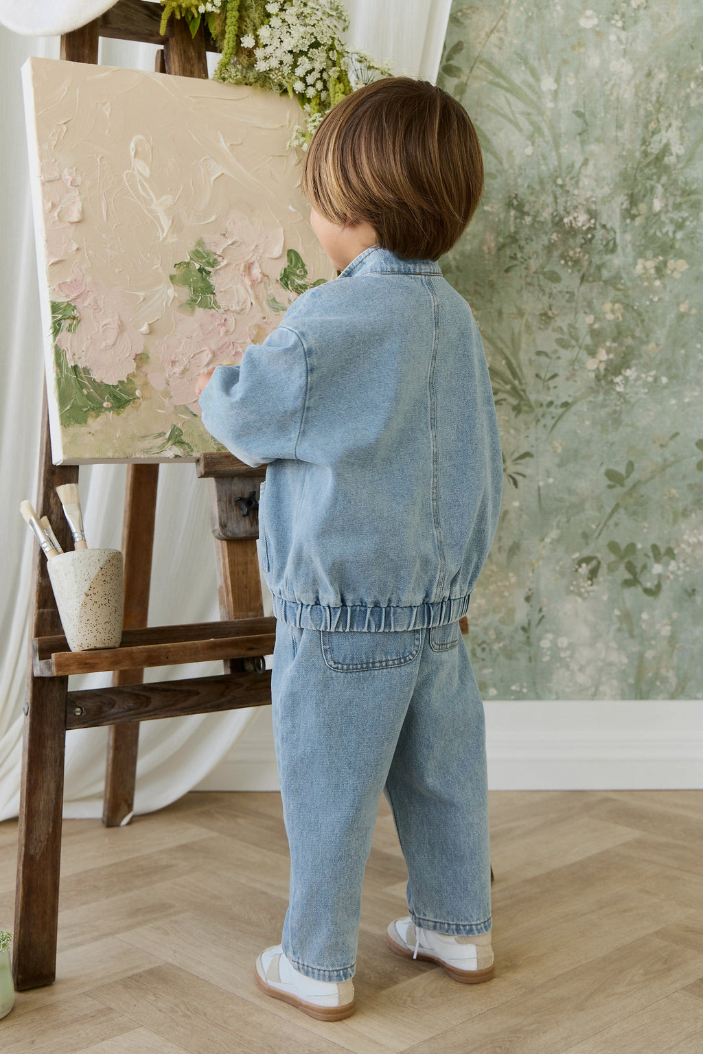 Veste décontractée en jean de coton bleu clair uni pour enfant, avec fermeture éclair, col montant et poches plaquées, idéale pour les intersaisons