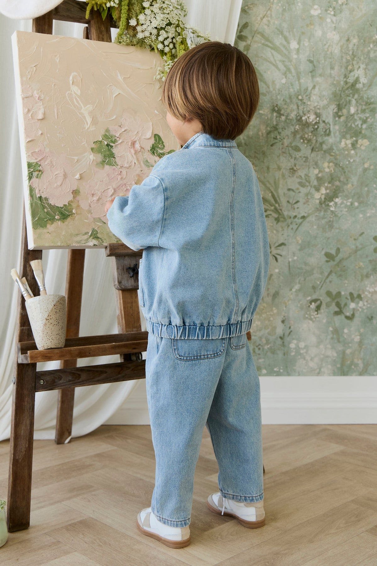 Pantalon en jean délavé bleu clair uni en coton pour enfant avec taille élastique et fermeture boutonnée sans nickel pour les sorties décontractées