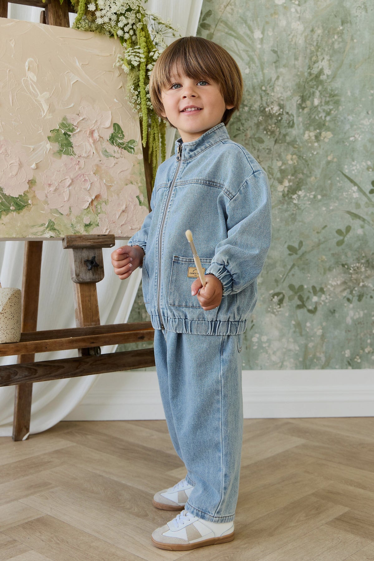 Veste décontractée en jean de coton bleu clair uni pour enfant, avec fermeture éclair, col montant et poches plaquées, idéale pour les intersaisons