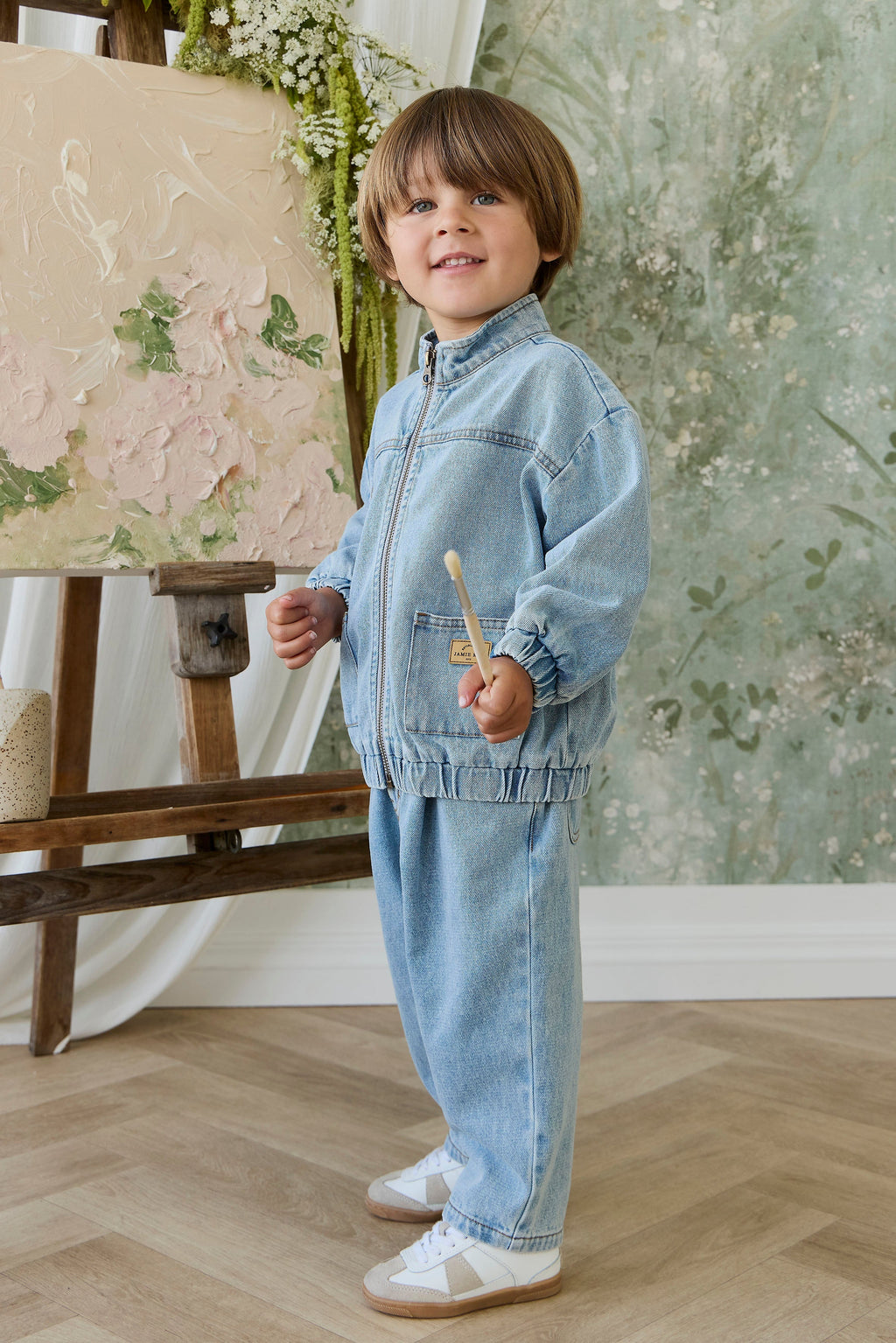 Pantalon en jean délavé bleu clair uni en coton pour enfant avec taille élastique et fermeture boutonnée sans nickel pour les sorties décontractées