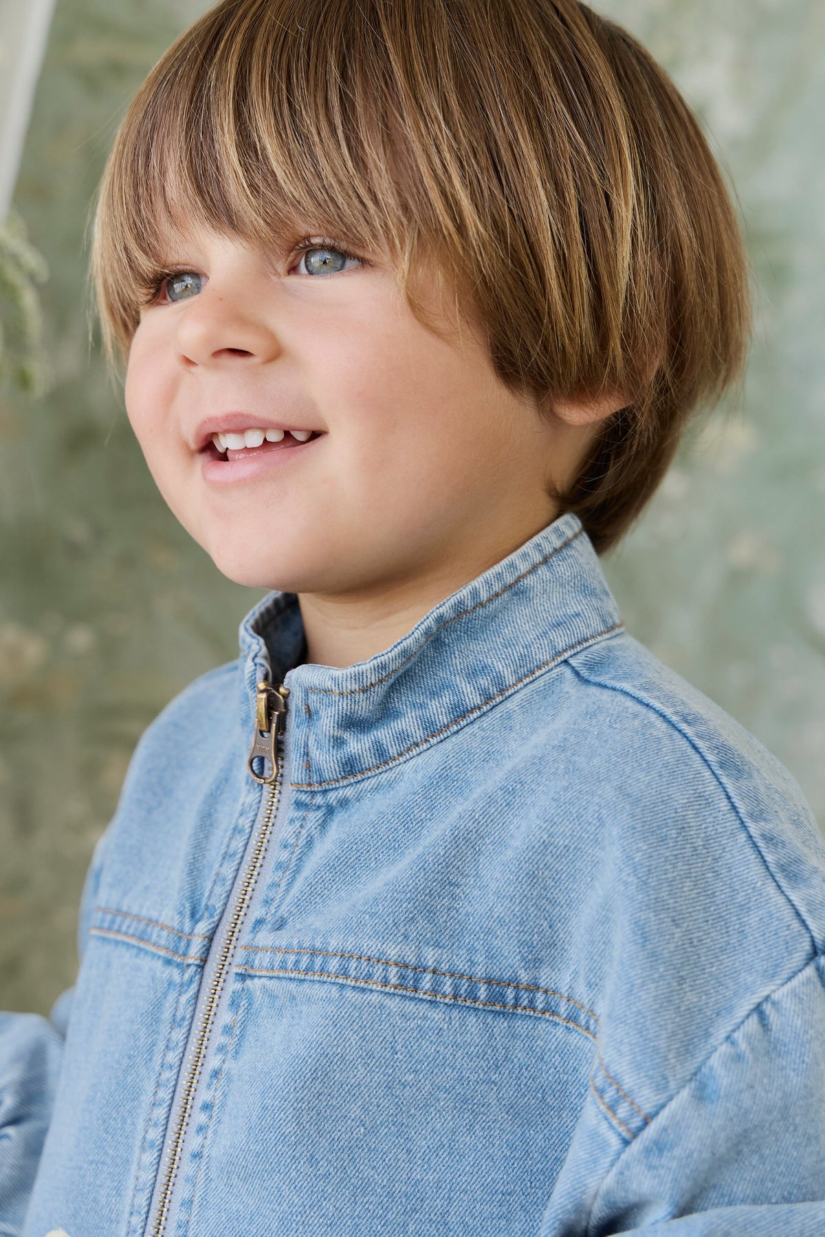 Veste décontractée en jean de coton bleu clair uni pour enfant, avec fermeture éclair, col montant et poches plaquées, idéale pour les intersaisons