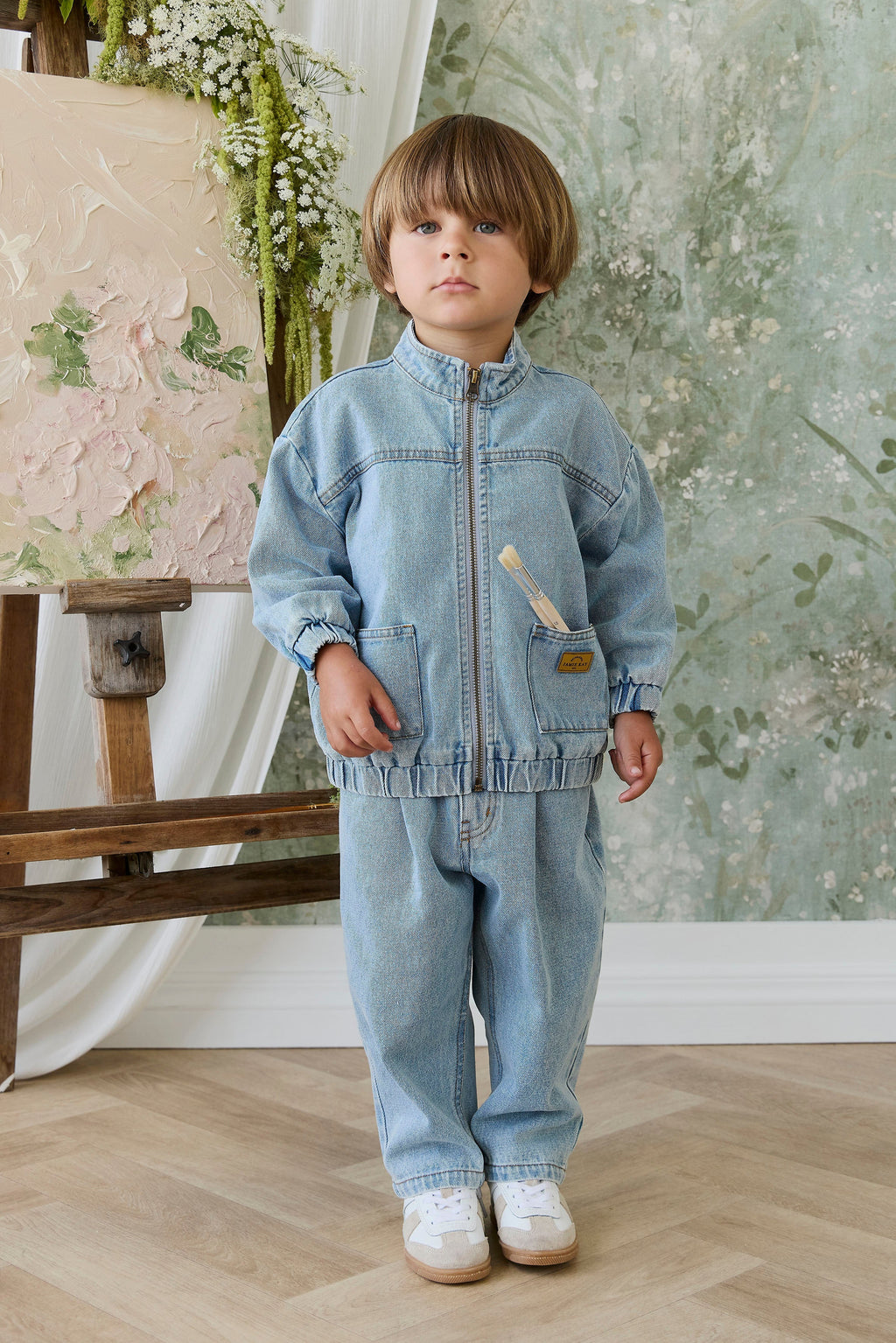 Pantalon en jean délavé bleu clair uni en coton pour enfant avec taille élastique et fermeture boutonnée sans nickel pour les sorties décontractées