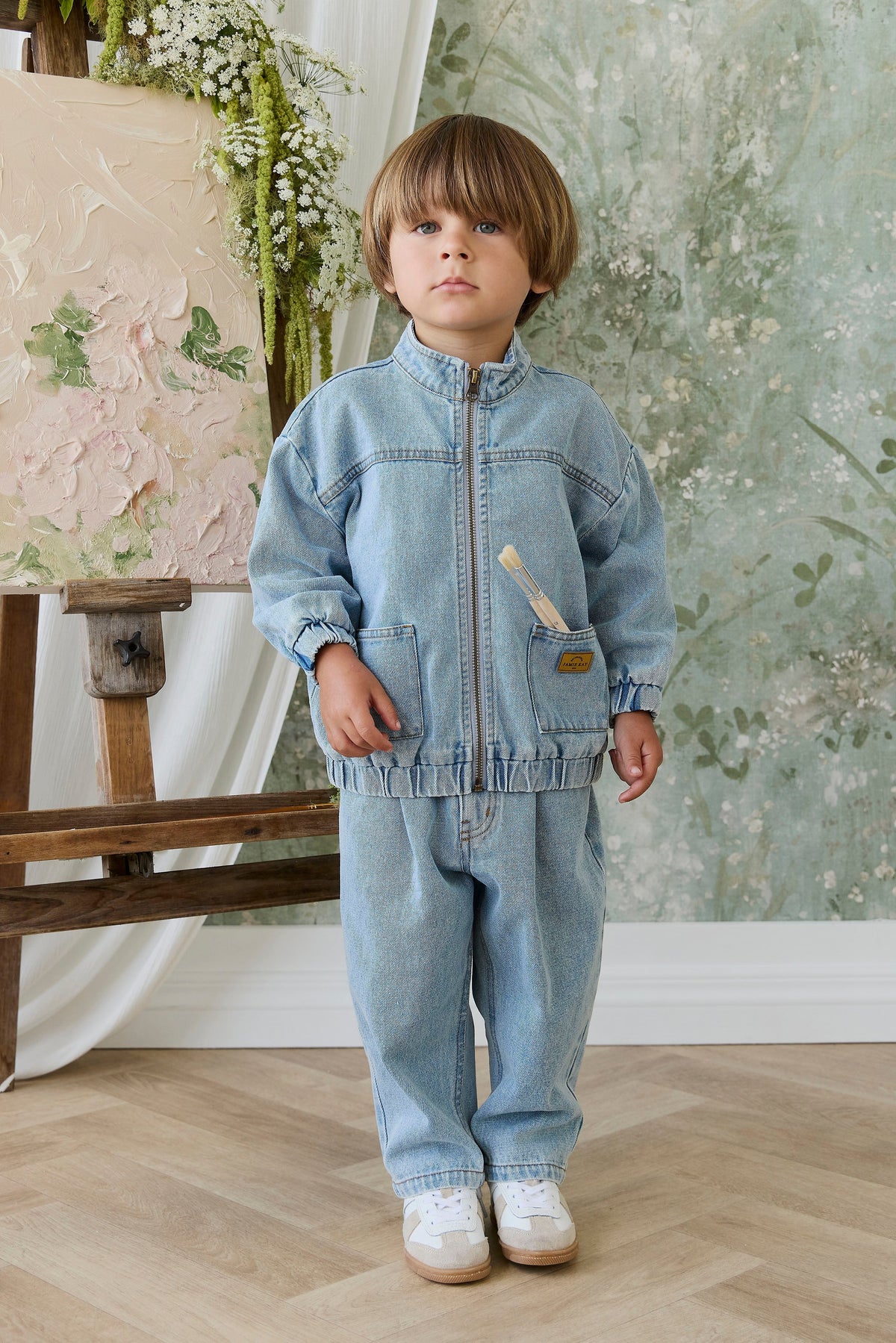 Pantalon en jean délavé bleu clair uni en coton pour enfant avec taille élastique et fermeture boutonnée sans nickel pour les sorties décontractées