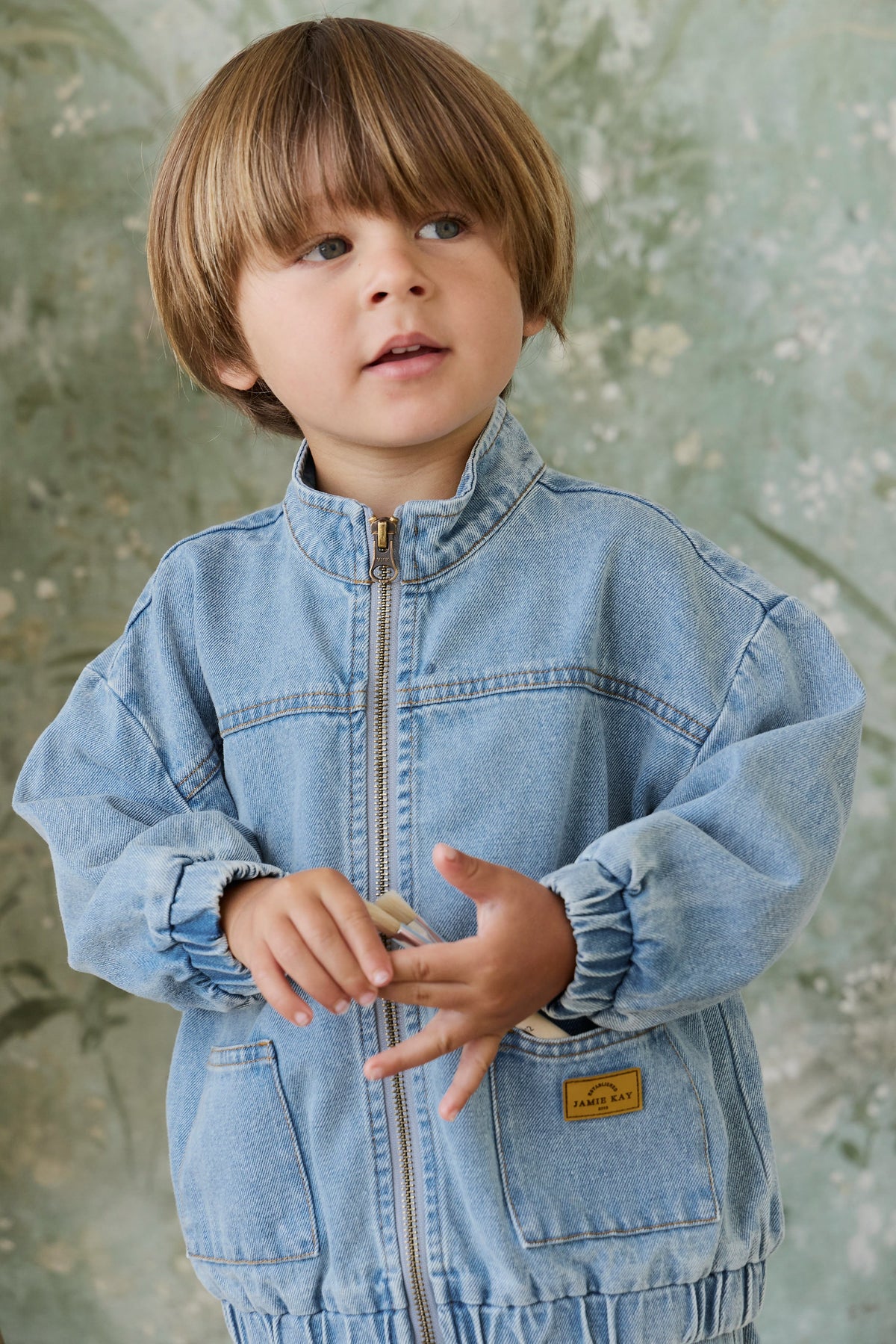 Veste décontractée en jean de coton bleu clair uni pour enfant, avec fermeture éclair, col montant et poches plaquées, idéale pour les intersaisons
