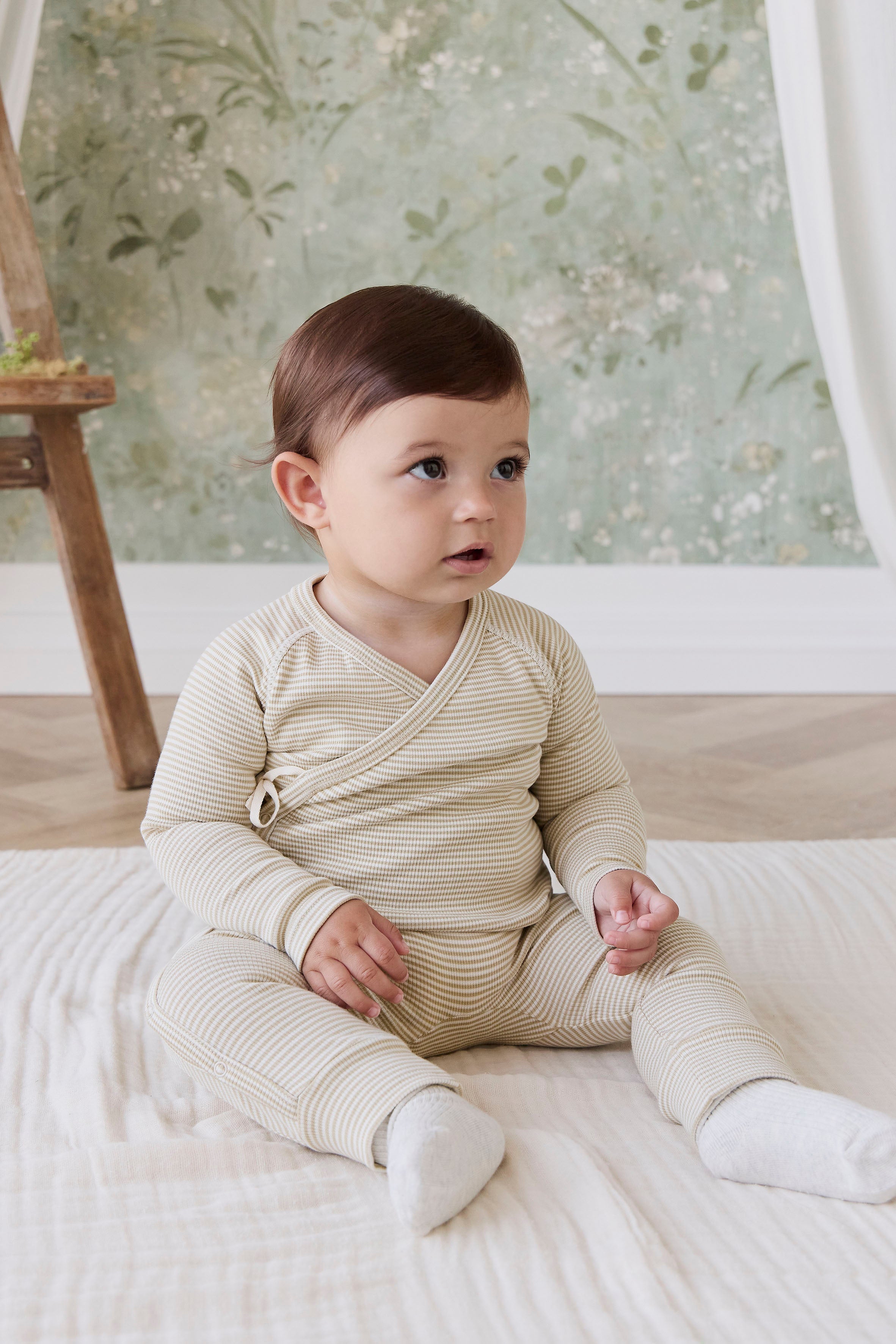 Grenouillère douillette en coton à fines côtes et fines rayures crème et marron, à manches longues, avec ouverture portefeuille et revers doux aux chevilles pour nouveau-né