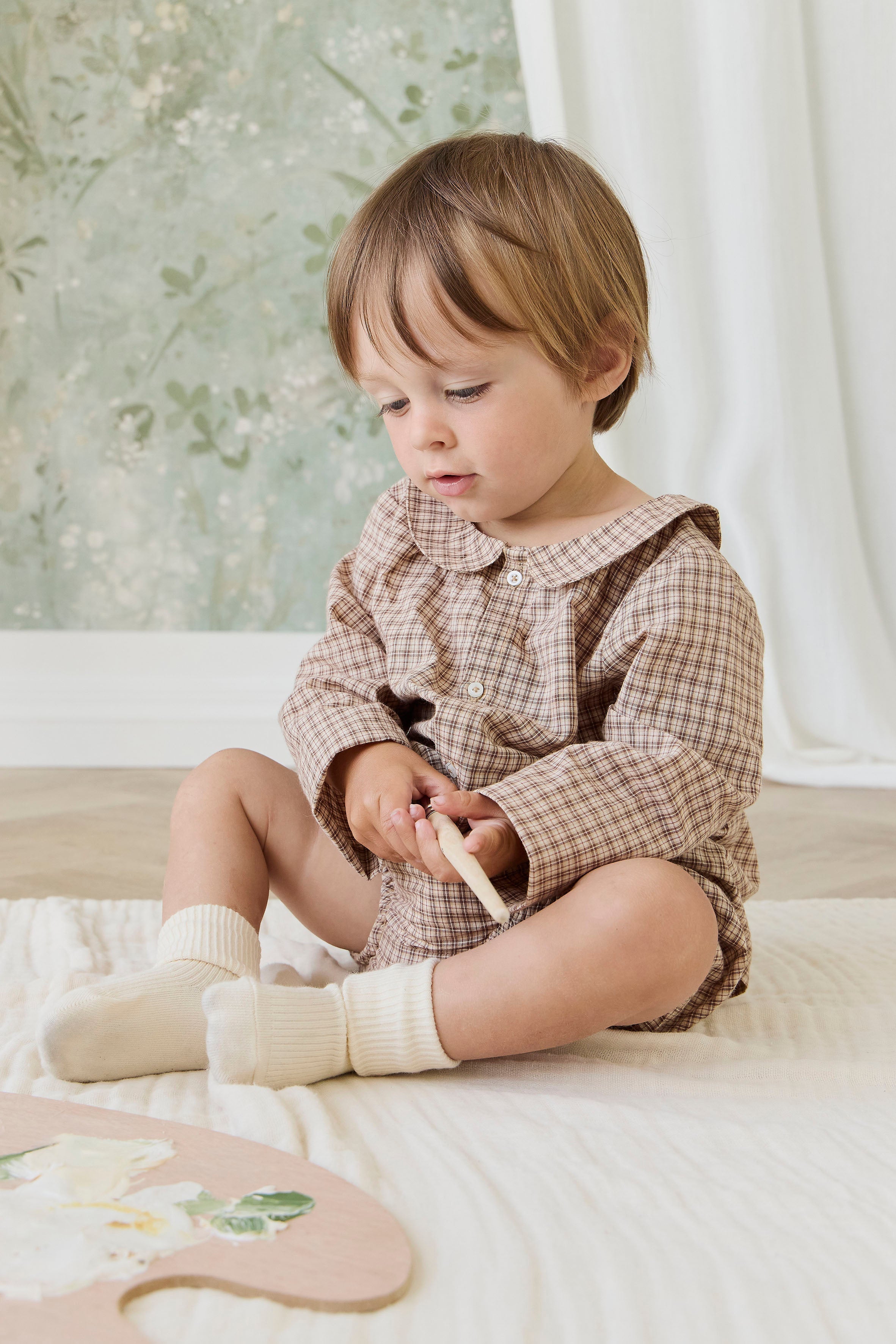 Bloomer en coton biologique à carreaux marron cacao vintage avec taille et ouvertures de jambe élastiquées pour le confort quotidien de bébé