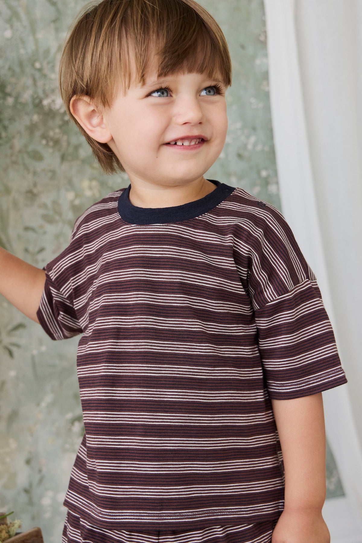 T-shirt Enfant Manches Courtes Coton Flammé Rayures Royales Marron Crème Décontracté avec Encolure Indigo & Tissu Léger Respirant pour Usage Quotidien