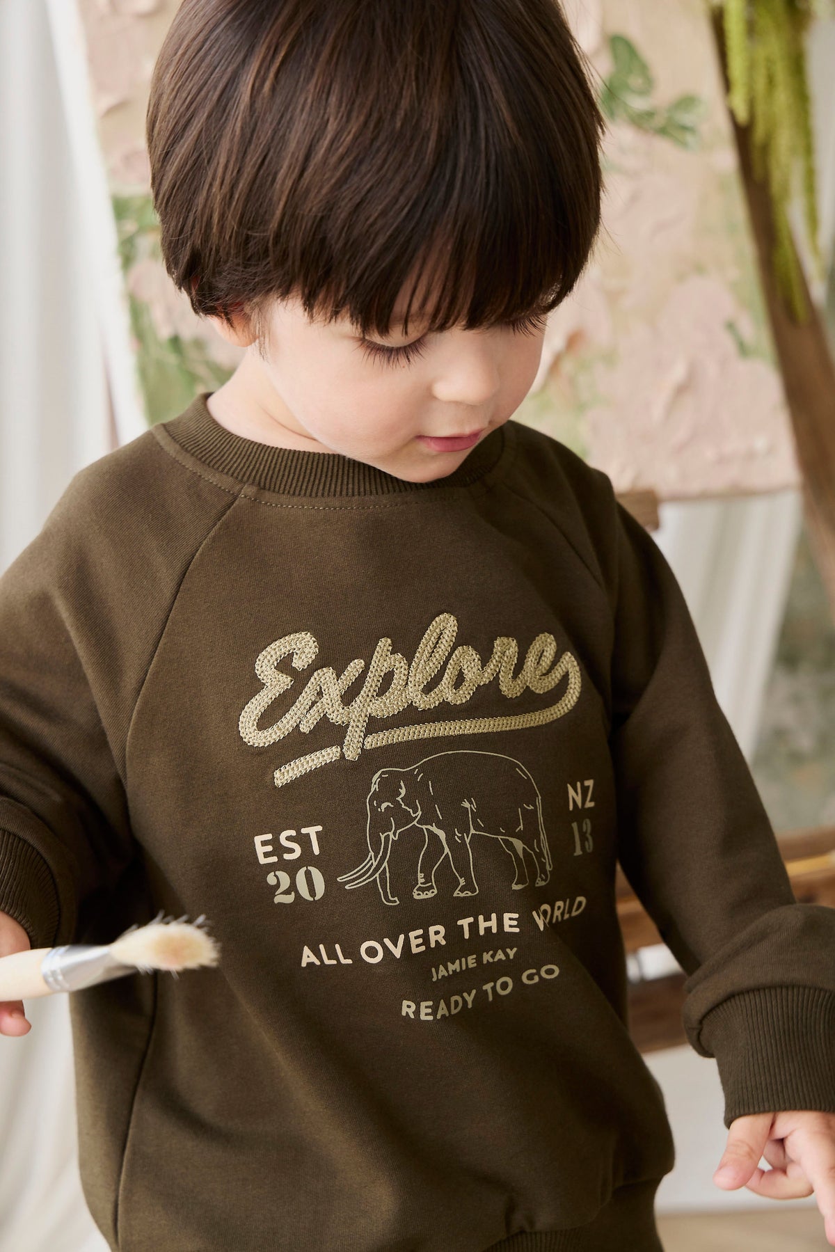 Sweat-shirt en coton biologique avec poignets côtelés et encolure boutonnée pour enfants « Aventure Profonde Olive Éléphant Explore » – idéal pour les jeux en plein air