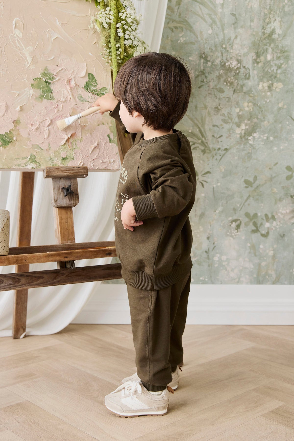 Sweat-shirt en coton biologique avec poignets côtelés et encolure boutonnée pour enfants « Aventure Profonde Olive Éléphant Explore » – idéal pour les jeux en plein air