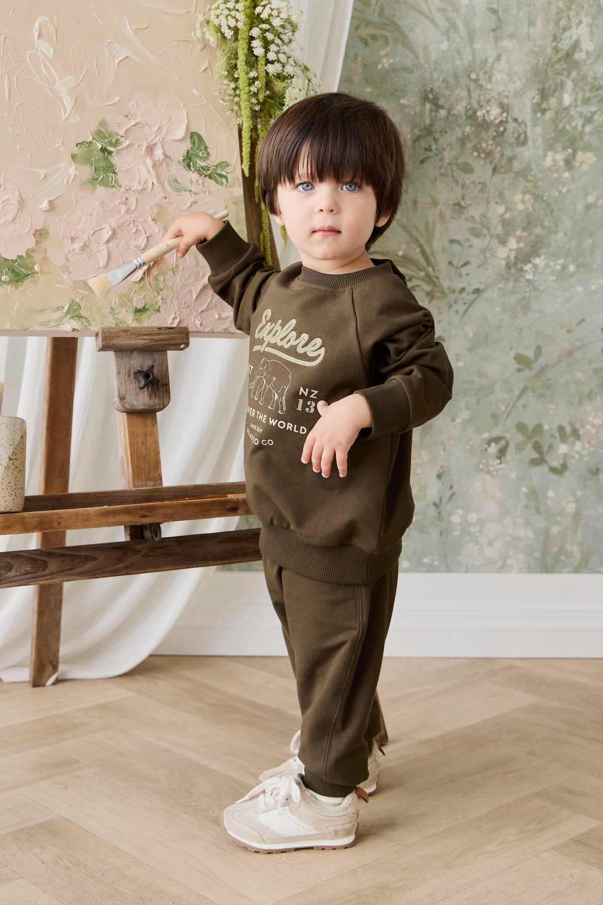Sweat-shirt en coton biologique avec poignets côtelés et encolure boutonnée pour enfants « Aventure Profonde Olive Éléphant Explore » – idéal pour les jeux en plein air