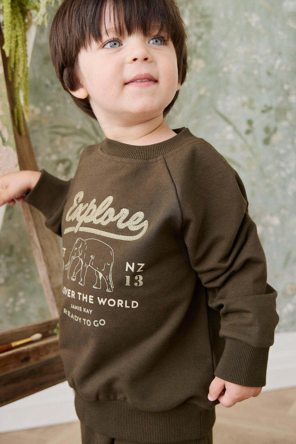 Sweat-shirt en coton biologique avec poignets côtelés et encolure boutonnée pour enfants « Aventure Profonde Olive Éléphant Explore » – idéal pour les jeux en plein air