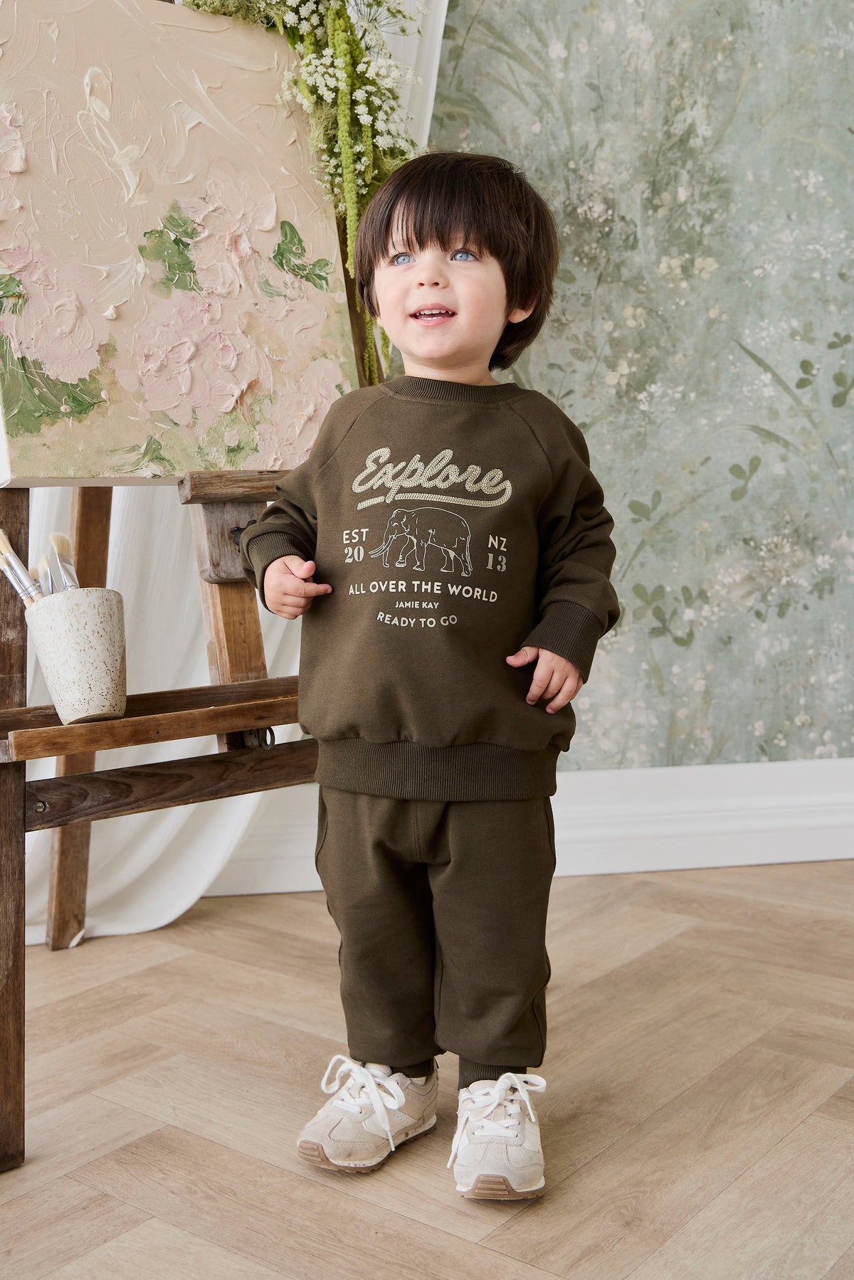 Sweat-shirt en coton biologique avec poignets côtelés et encolure boutonnée pour enfants « Aventure Profonde Olive Éléphant Explore » – idéal pour les jeux en plein air