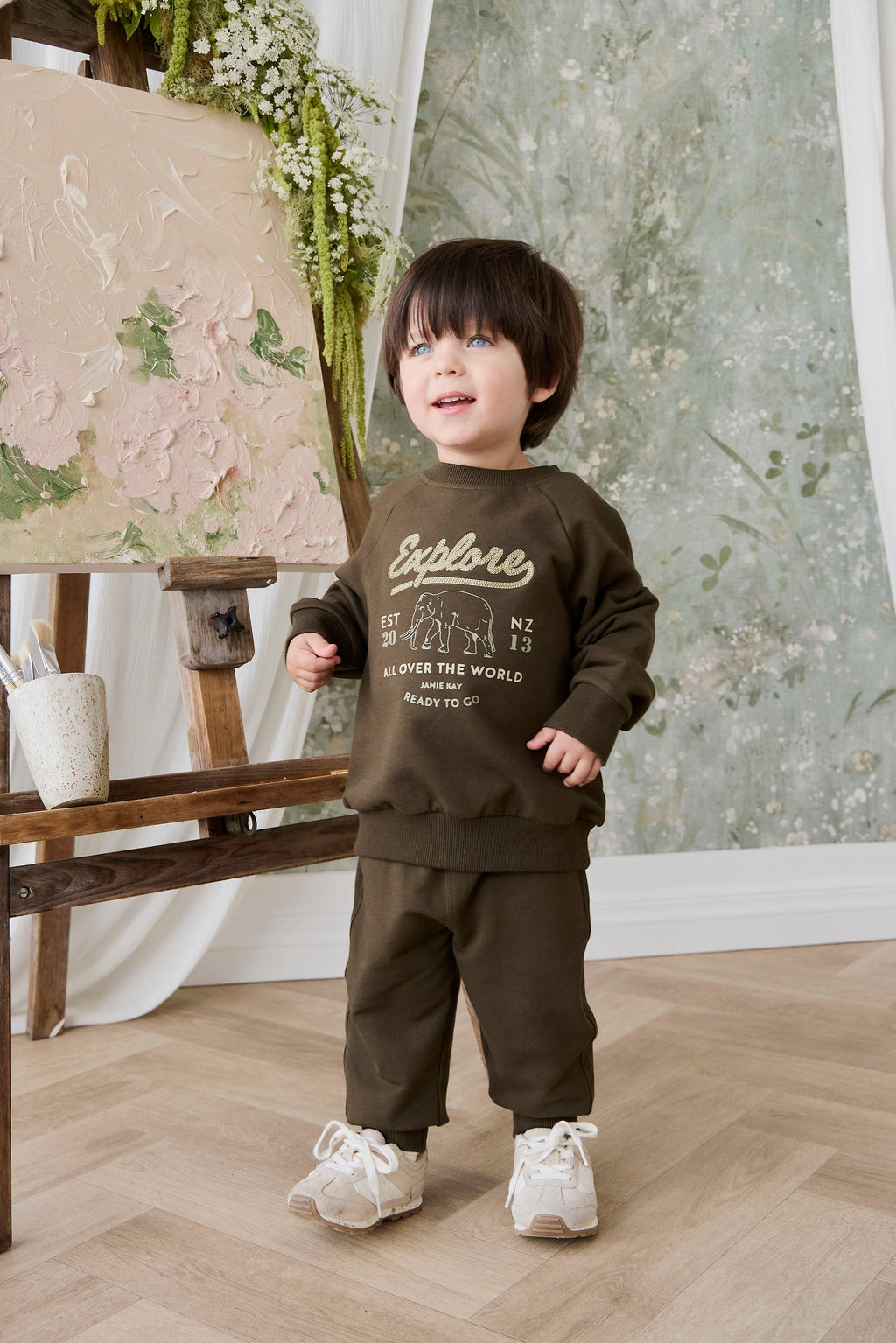 Sweat-shirt en coton biologique avec poignets côtelés et encolure boutonnée pour enfants « Aventure Profonde Olive Éléphant Explore » – idéal pour les jeux en plein air
