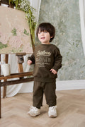 Sweat-shirt en coton biologique avec poignets côtelés et encolure boutonnée pour enfants « Aventure Profonde Olive Éléphant Explore » – idéal pour les jeux en plein air