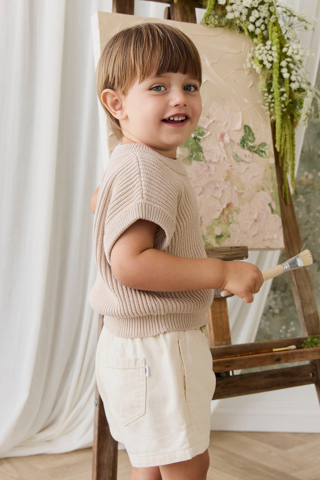 Short décontracté en coton texturé crème uni avec taille élastique et cordon de serrage décoratif pour les jeux d'été des enfants