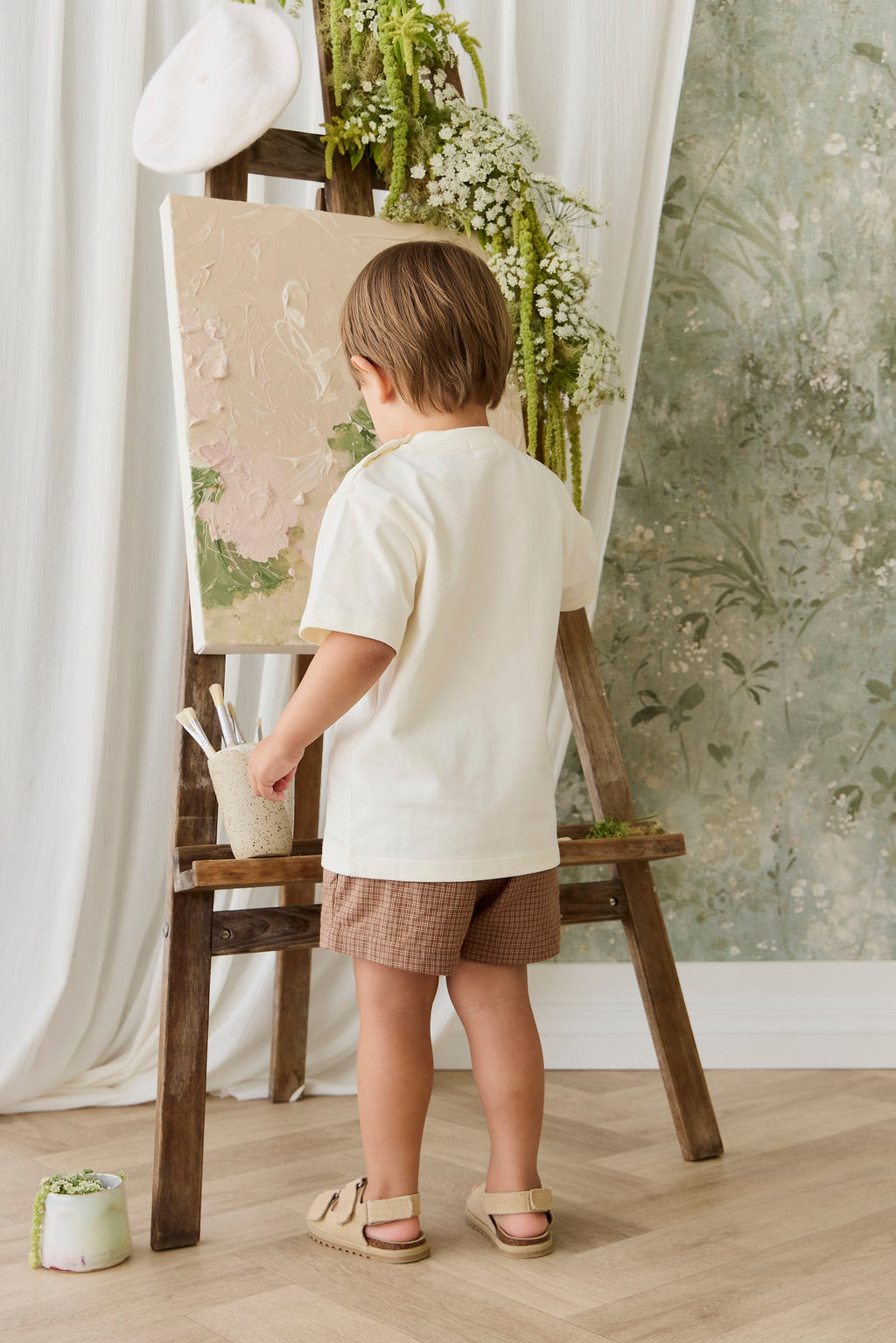T-shirt en Coton Stretch Crème et Marron Imprimé Camion Ludique avec Encolure Ras-du-Cou et Légère Extensibilité pour les Journées d'Aventure des Enfants