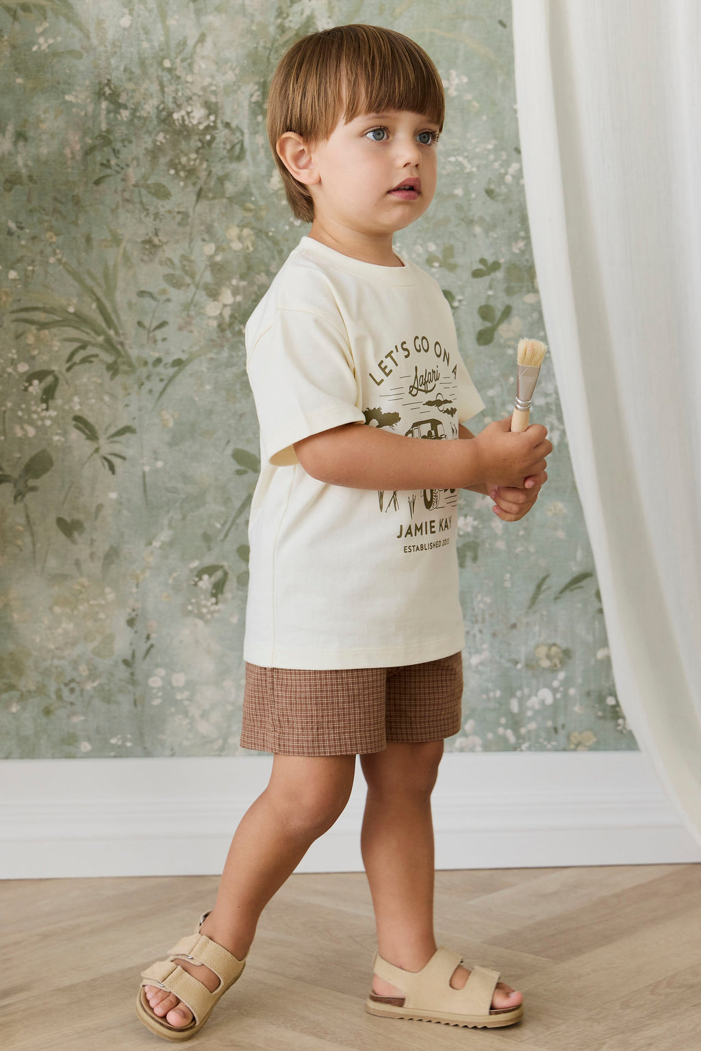 T-shirt en Coton Stretch Crème et Marron Imprimé Camion Ludique avec Encolure Ras-du-Cou et Légère Extensibilité pour les Journées d'Aventure des Enfants