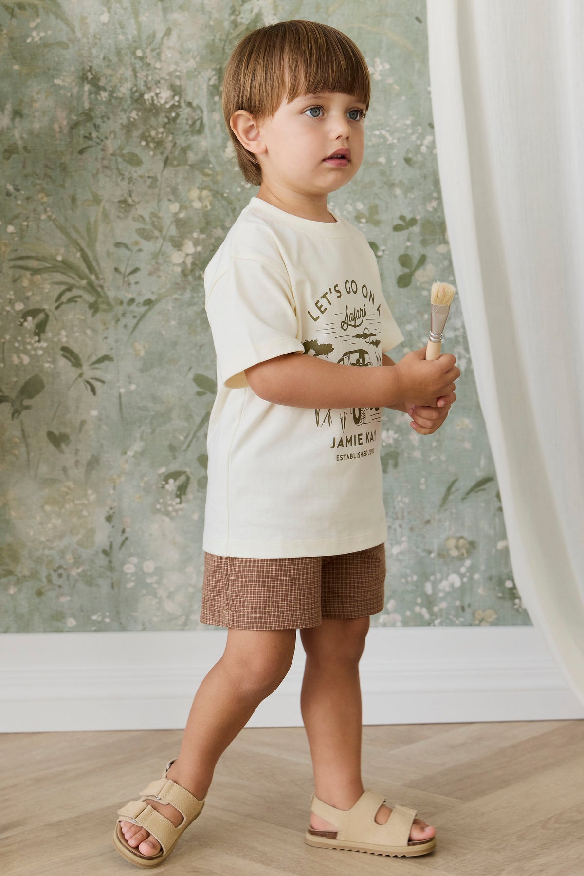 T-shirt en Coton Stretch Crème et Marron Imprimé Camion Ludique avec Encolure Ras-du-Cou et Légère Extensibilité pour les Journées d'Aventure des Enfants