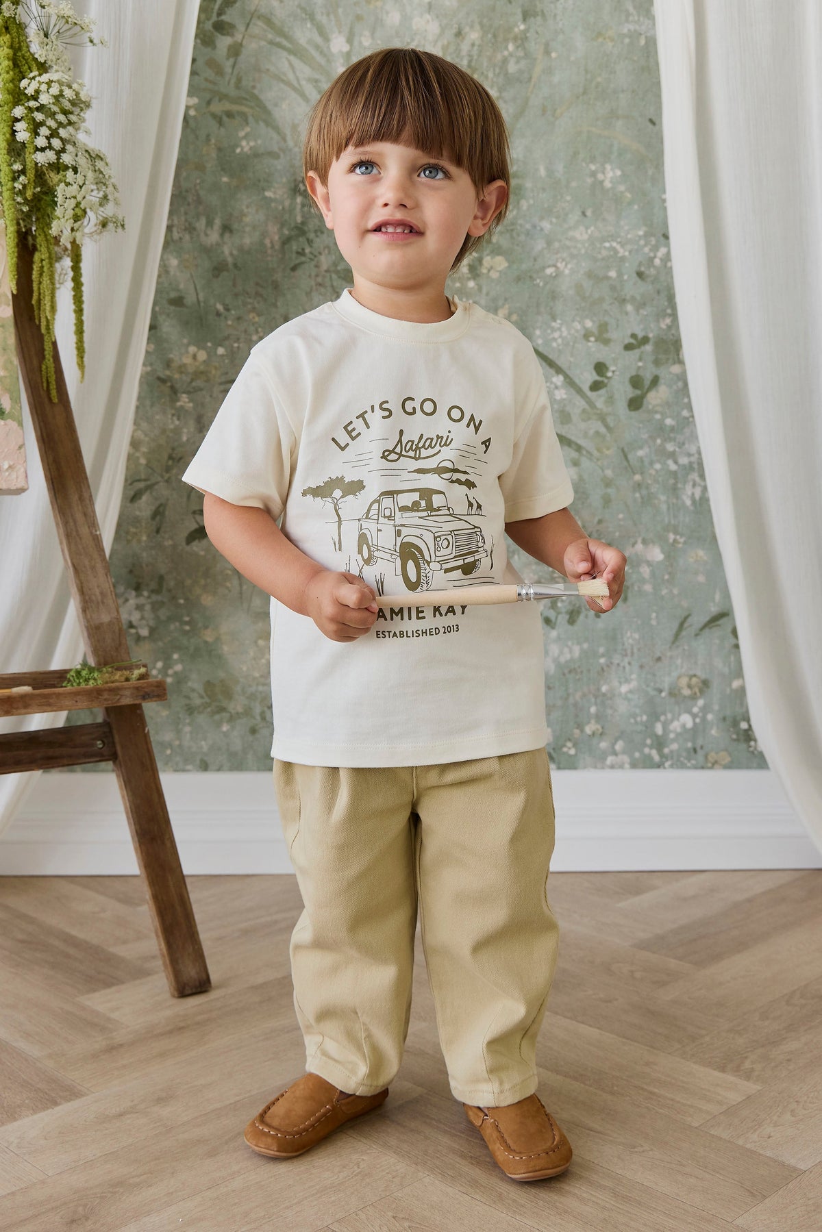 Pantalon classique neutre en coton texturé froissé avec élasthanne, passants de ceinture et taille élastiquée au dos pour le style quotidien des enfants