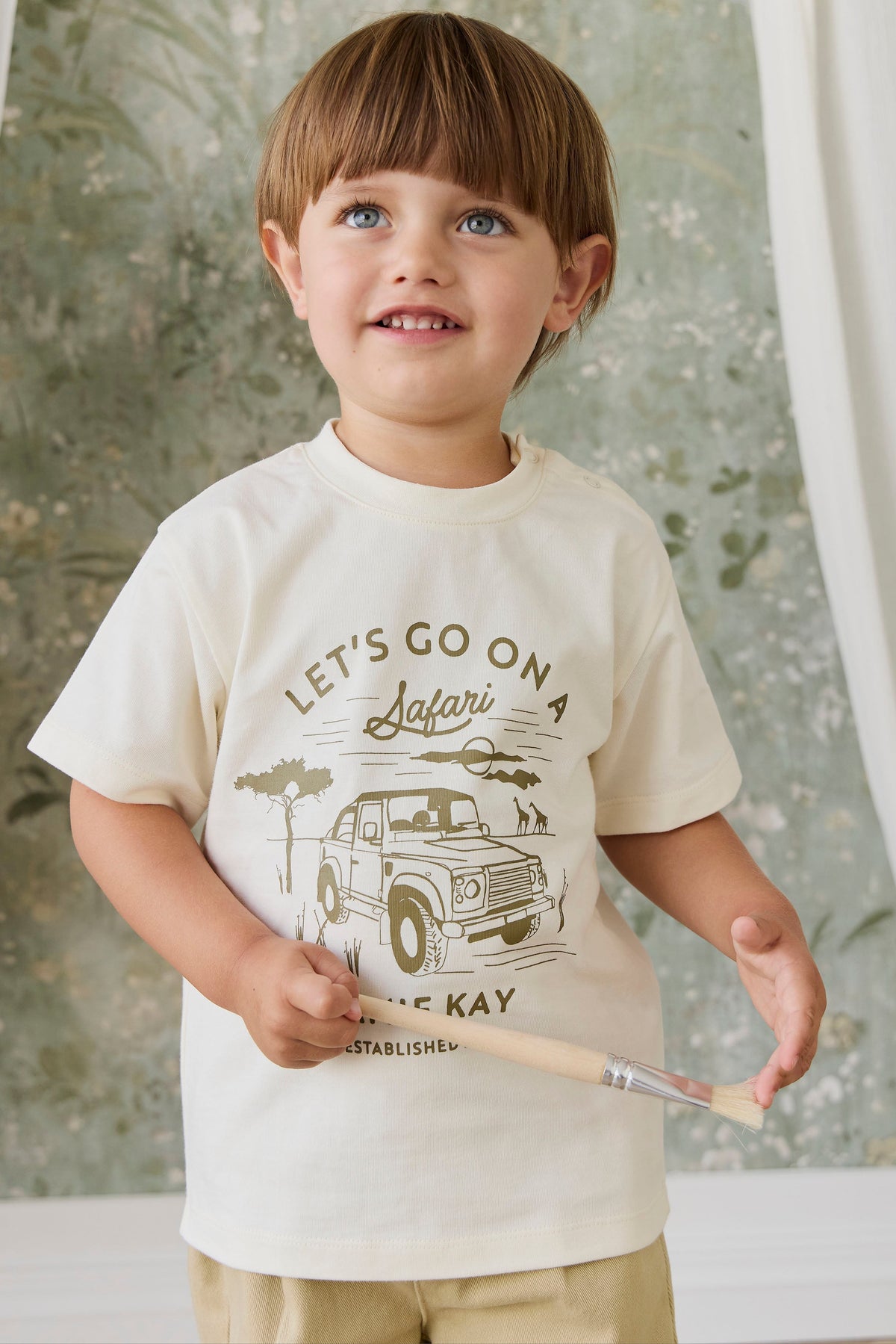 T-shirt en Coton Stretch Crème et Marron Imprimé Camion Ludique avec Encolure Ras-du-Cou et Légère Extensibilité pour les Journées d'Aventure des Enfants