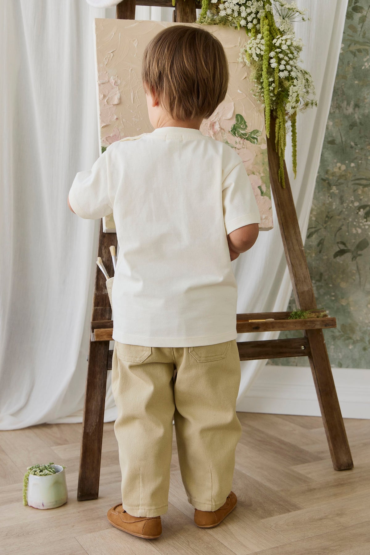 Pantalon classique neutre en coton texturé froissé avec élasthanne, passants de ceinture et taille élastiquée au dos pour le style quotidien des enfants