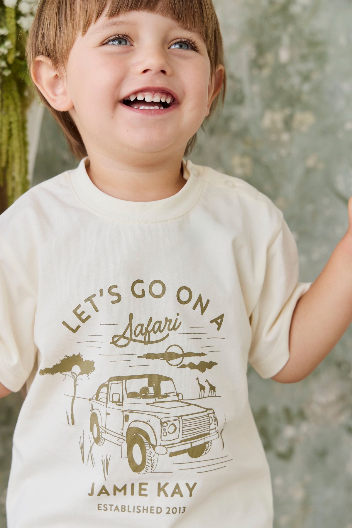 T-shirt en Coton Stretch Crème et Marron Imprimé Camion Ludique avec Encolure Ras-du-Cou et Légère Extensibilité pour les Journées d'Aventure des Enfants