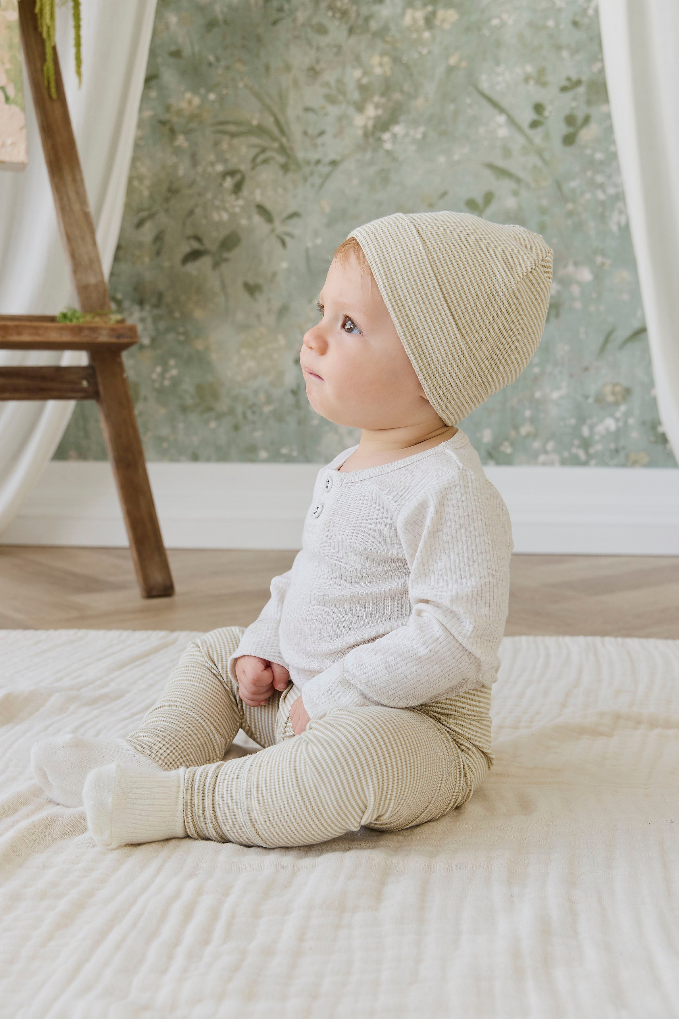 Bonnet en maille côtelée fine en coton crème et marron décontracté à rayures, avec revers et tricot léger respirant pour les journées fraîches des enfants