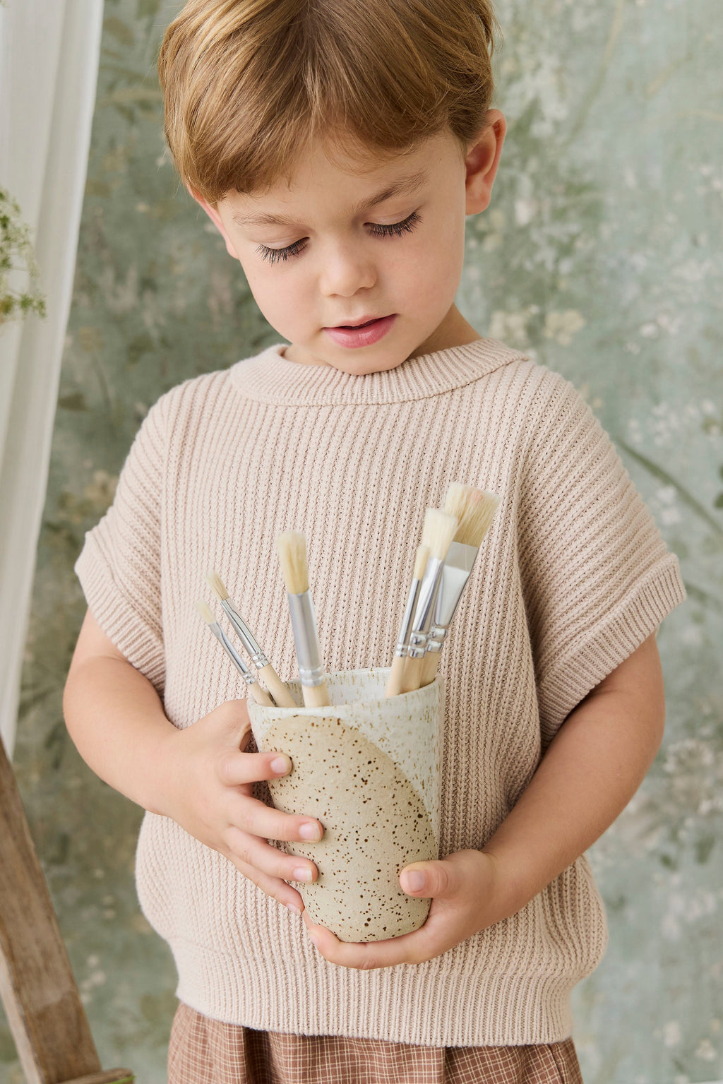 Gilet en maille pur coton, coloris sable neutre uni, à texture côtelée et manches courtes pour enfants. Idéal pour superposer ou un style décontracté.