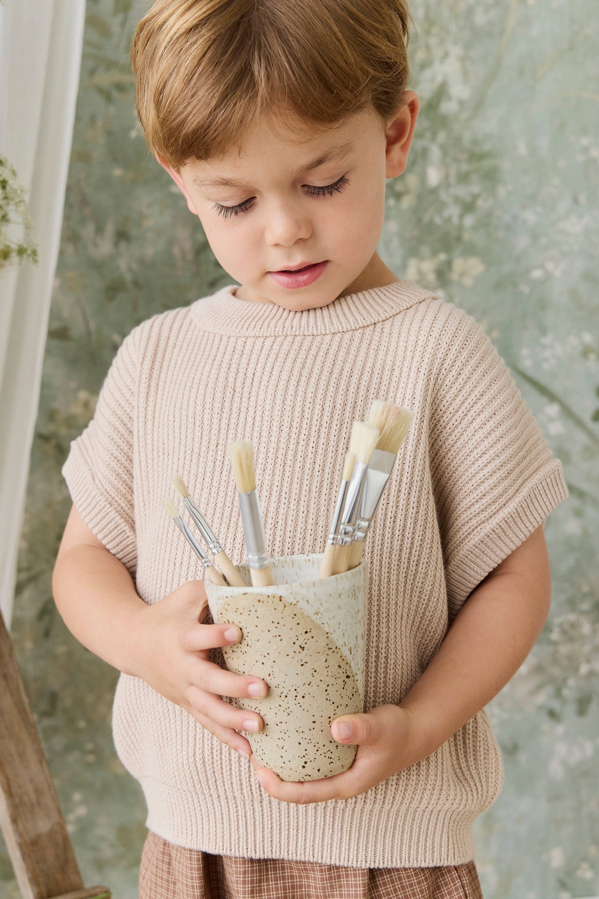 Gilet en maille pur coton, coloris sable neutre uni, à texture côtelée et manches courtes pour enfants. Idéal pour superposer ou un style décontracté.