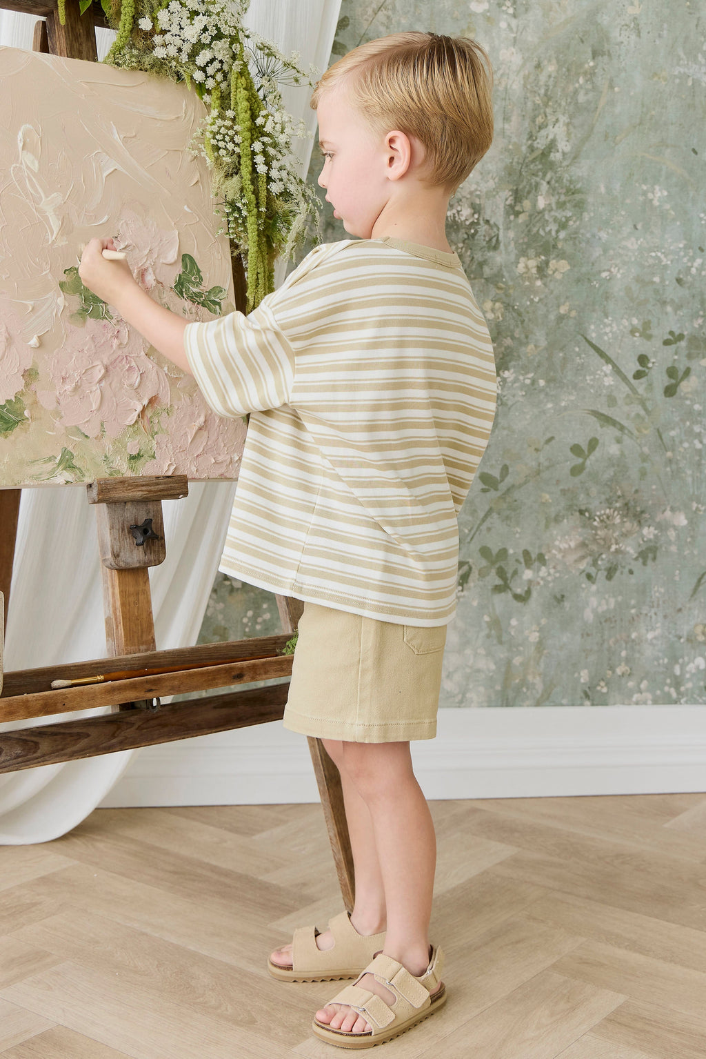 Short classique en coton élasthanne texturé neutre coloris orge, avec passants de ceinture et taille élastiquée au dos, pour les journées actives des enfants