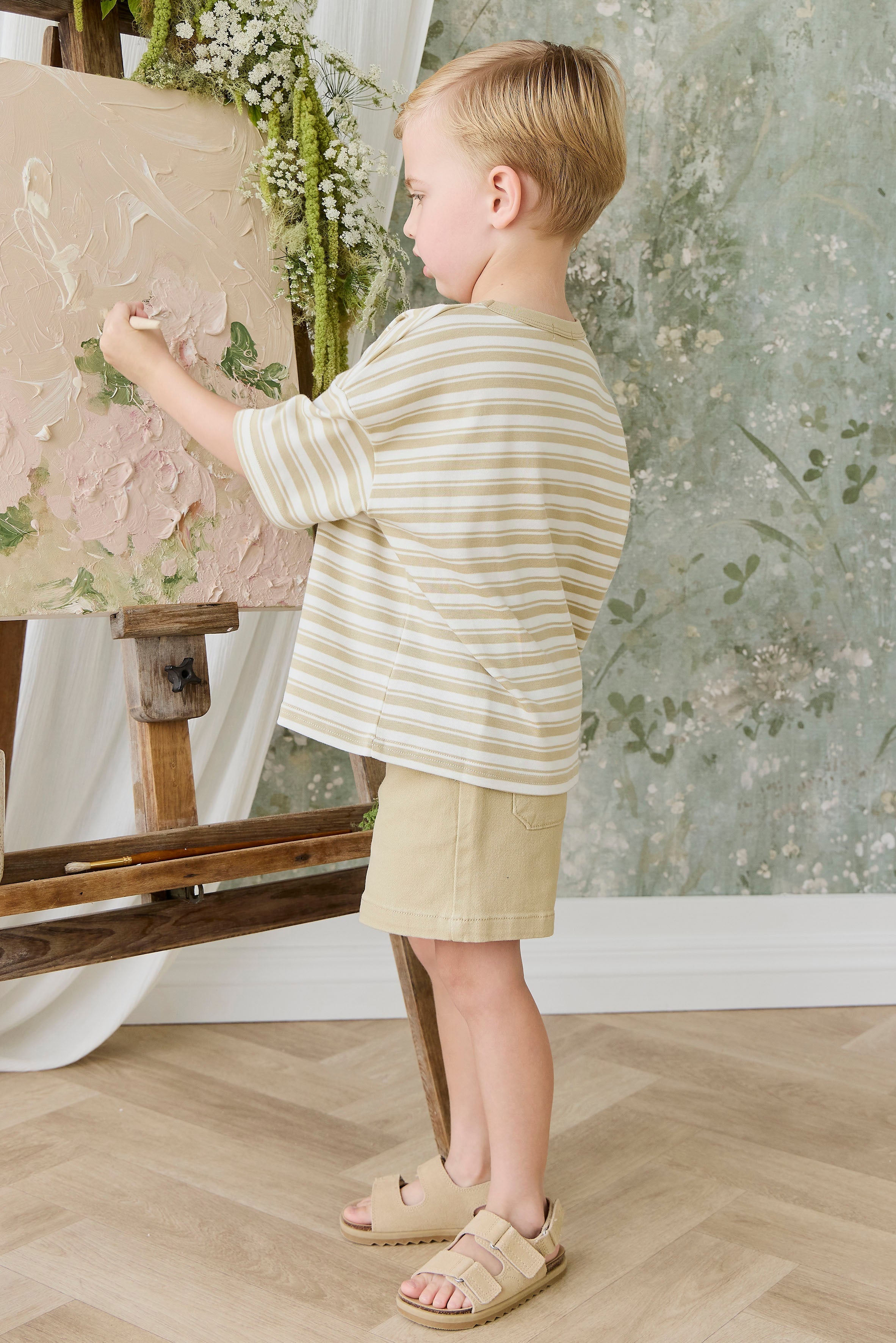 Short classique en coton élasthanne texturé neutre coloris orge, avec passants de ceinture et taille élastiquée au dos, pour les journées actives des enfants